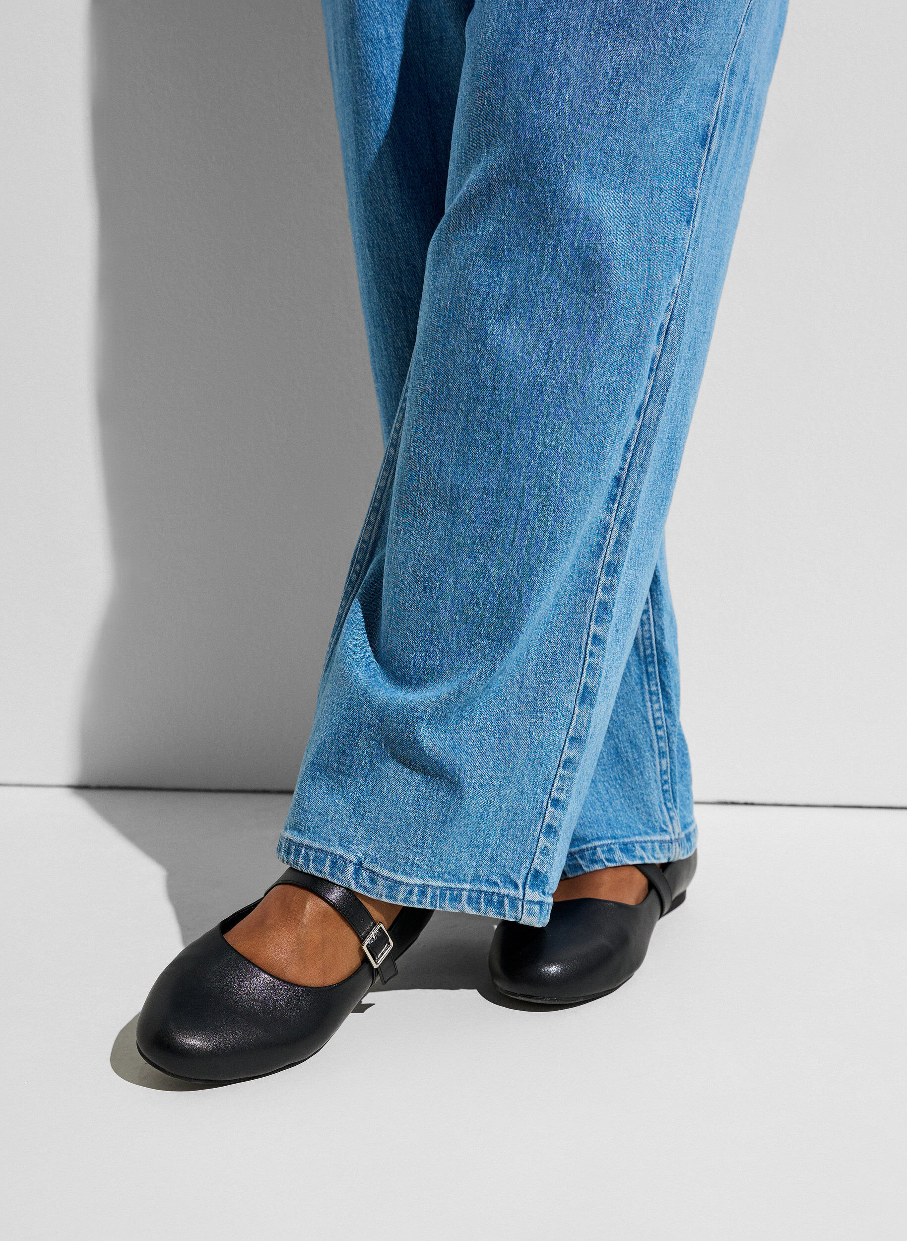 Ballerina van imitatieleer met bandje, Zwart, Model