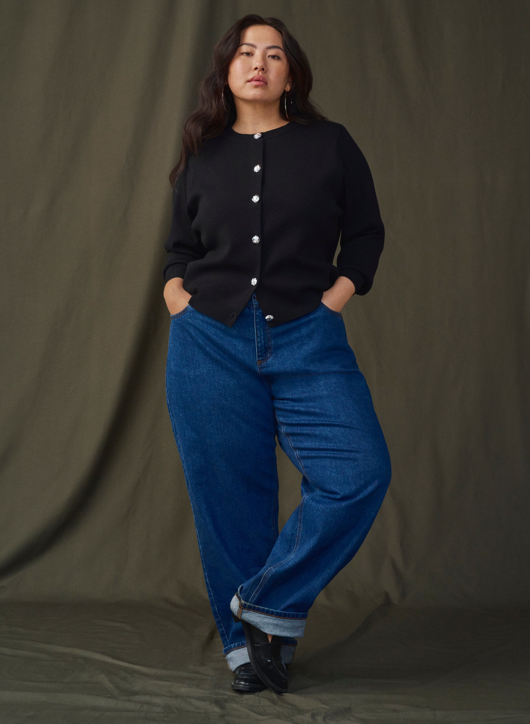 Zizzi Gebreid vest met decoratieve knopen, Black, Image image number 0