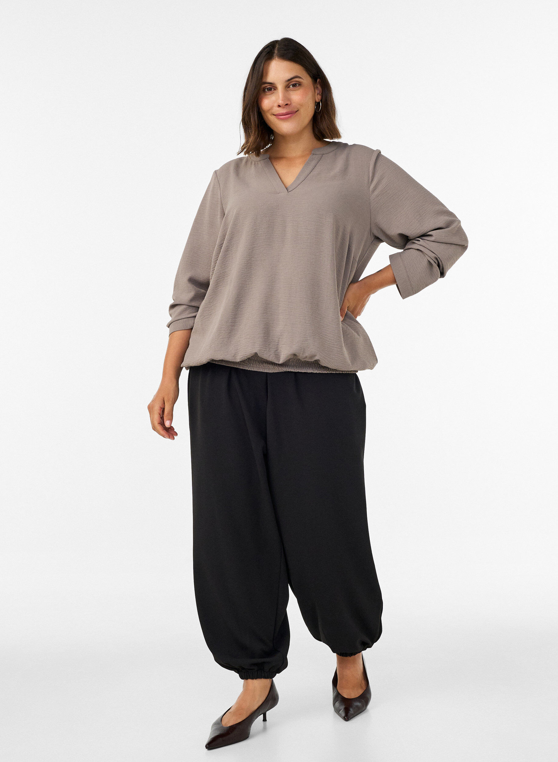 ZizziBlouse met ballonsilhouet en V-hals, Beige, Model image number 1