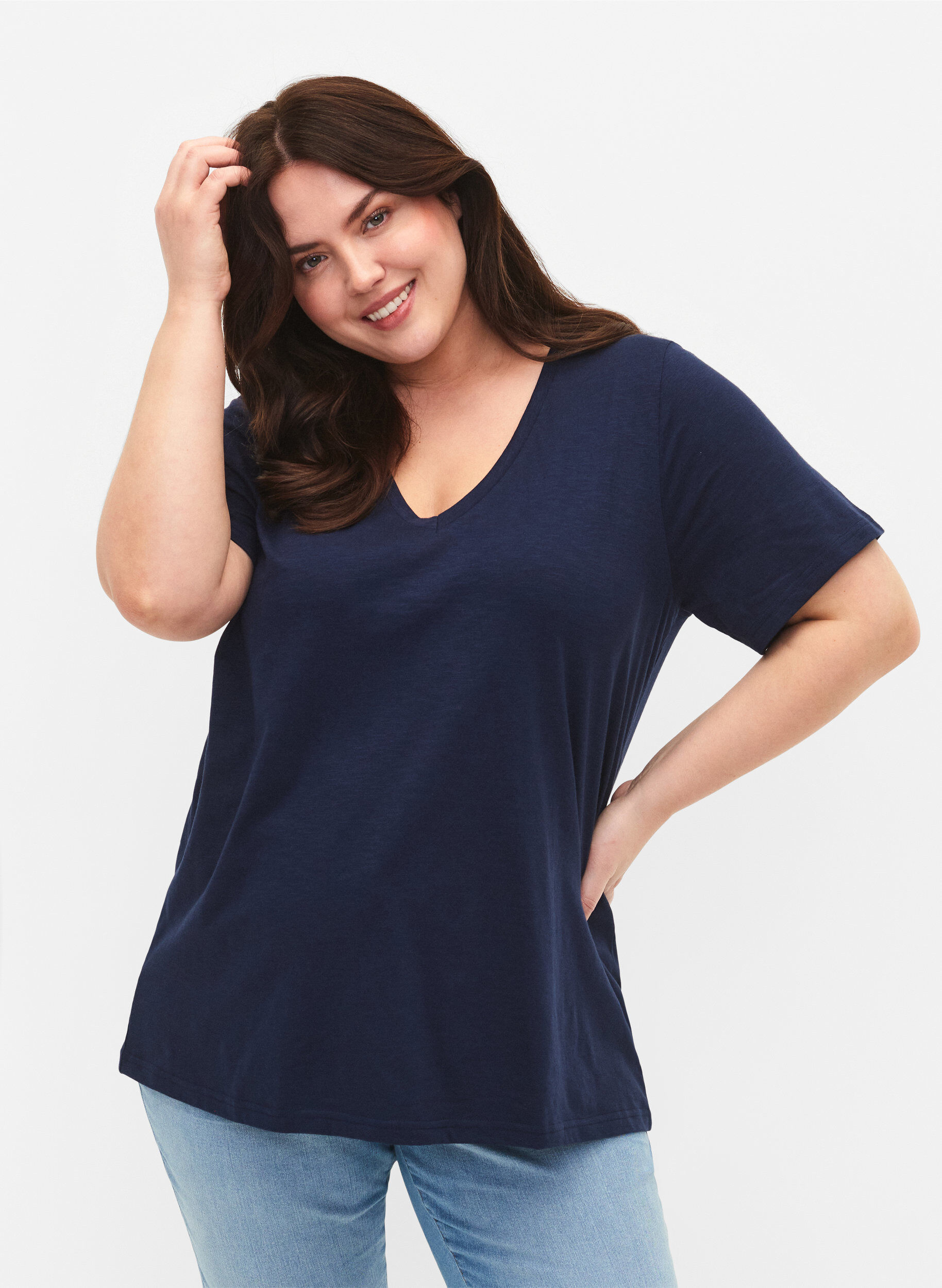 Basic t-shirt met korte mouwen en v-hals, Blauw, Model