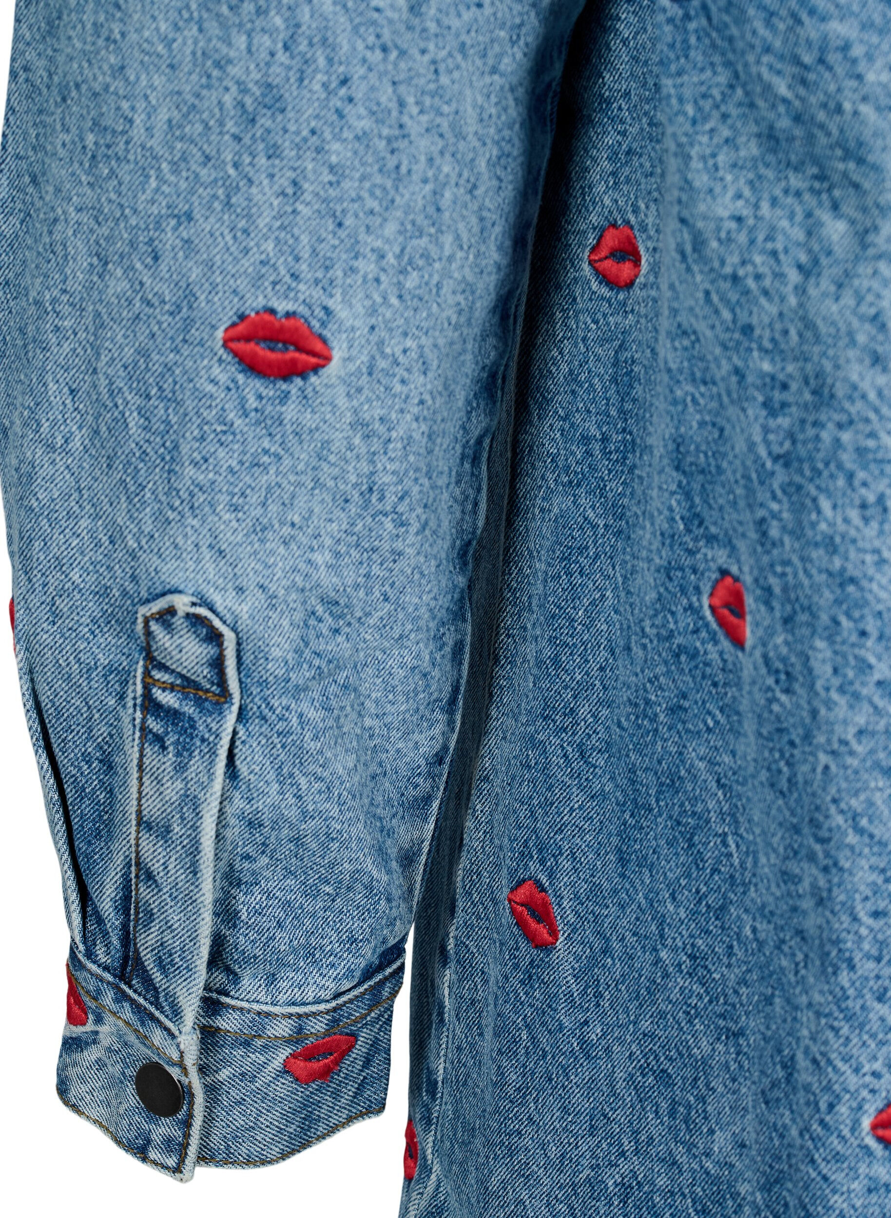 Zizzi Losse denim shirt met geborduurde lippen, Light Blue Kiss, Packshot image number 4