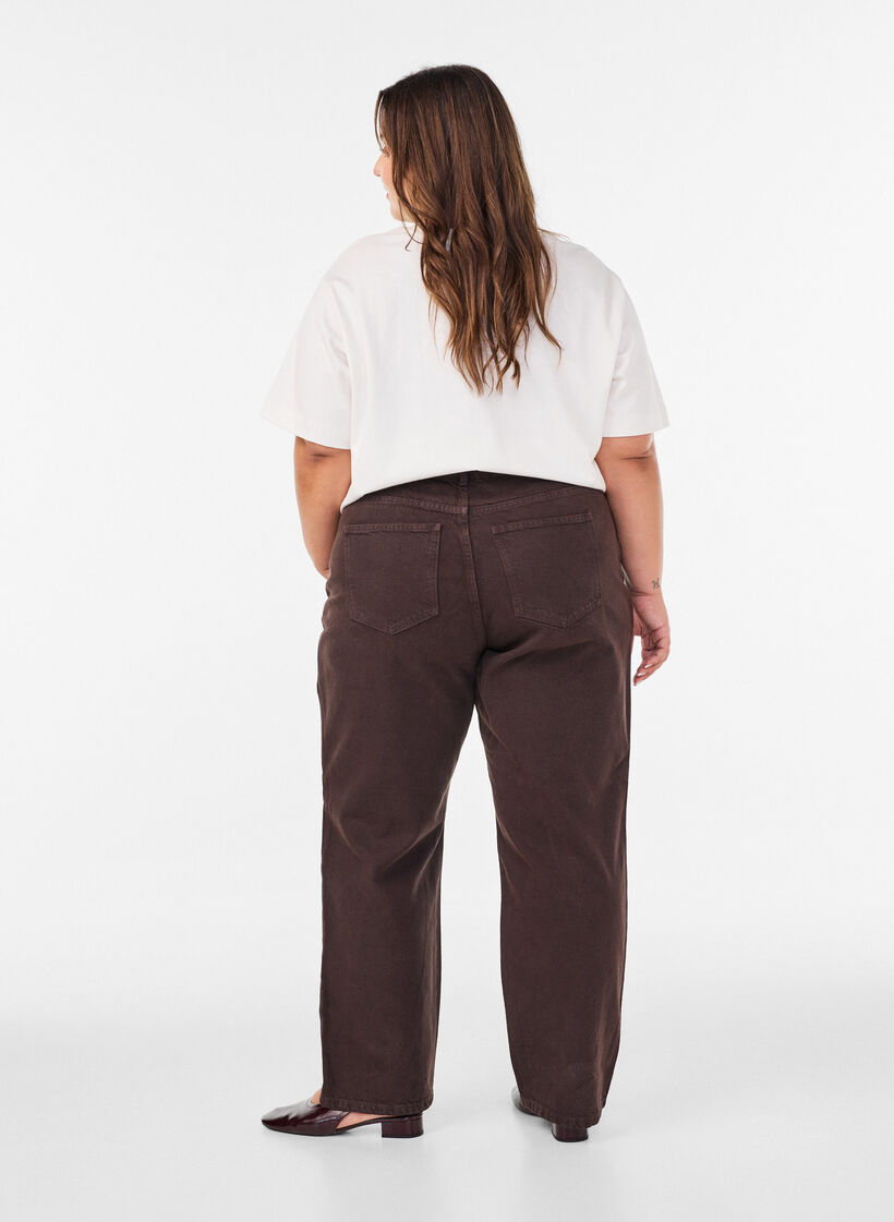 Kiana straight-fit jeans in kleur, Bruin, Model