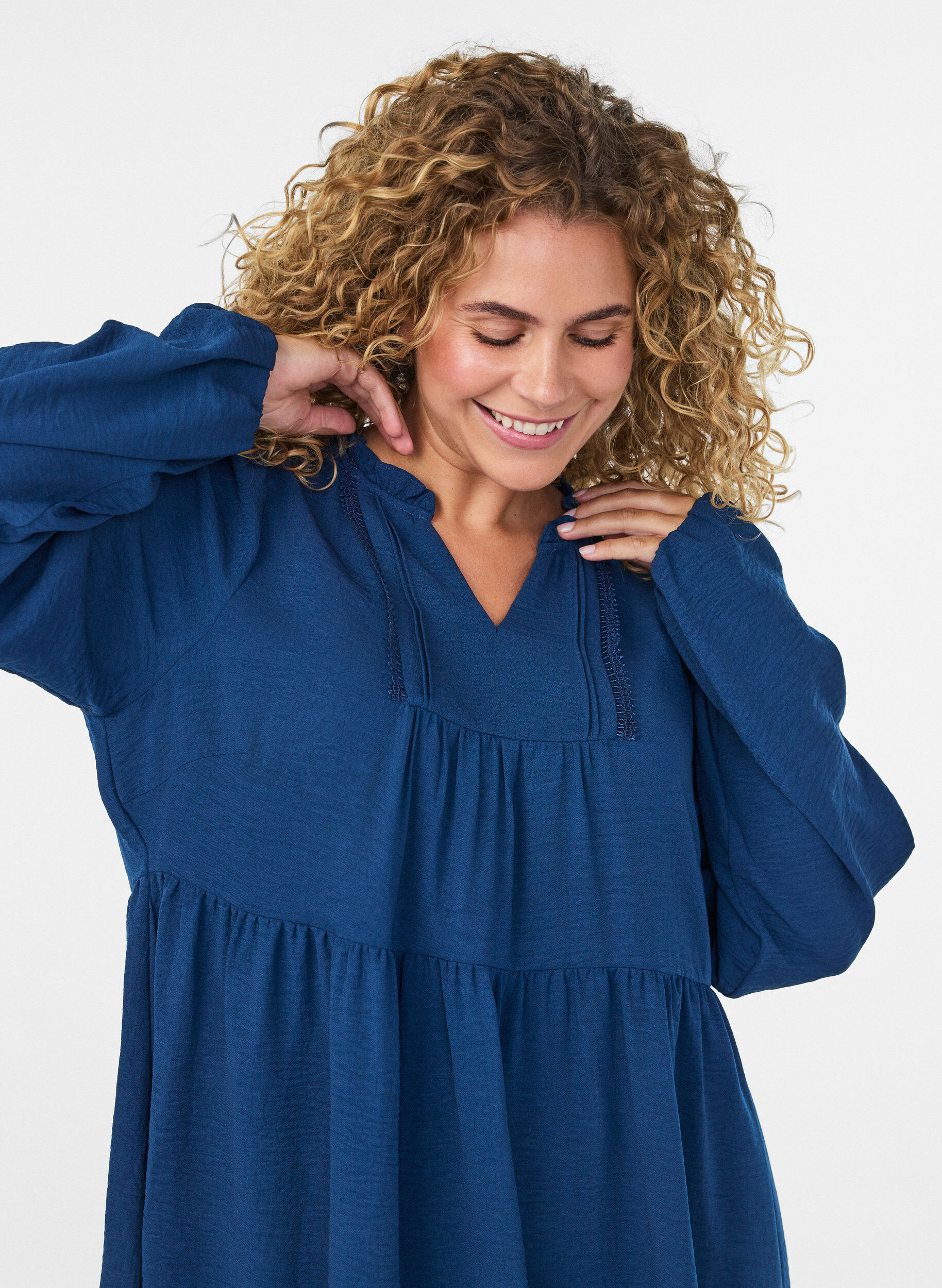 ZizziA-lijn jurk met een empirelijn, Blauw, Model image number 3