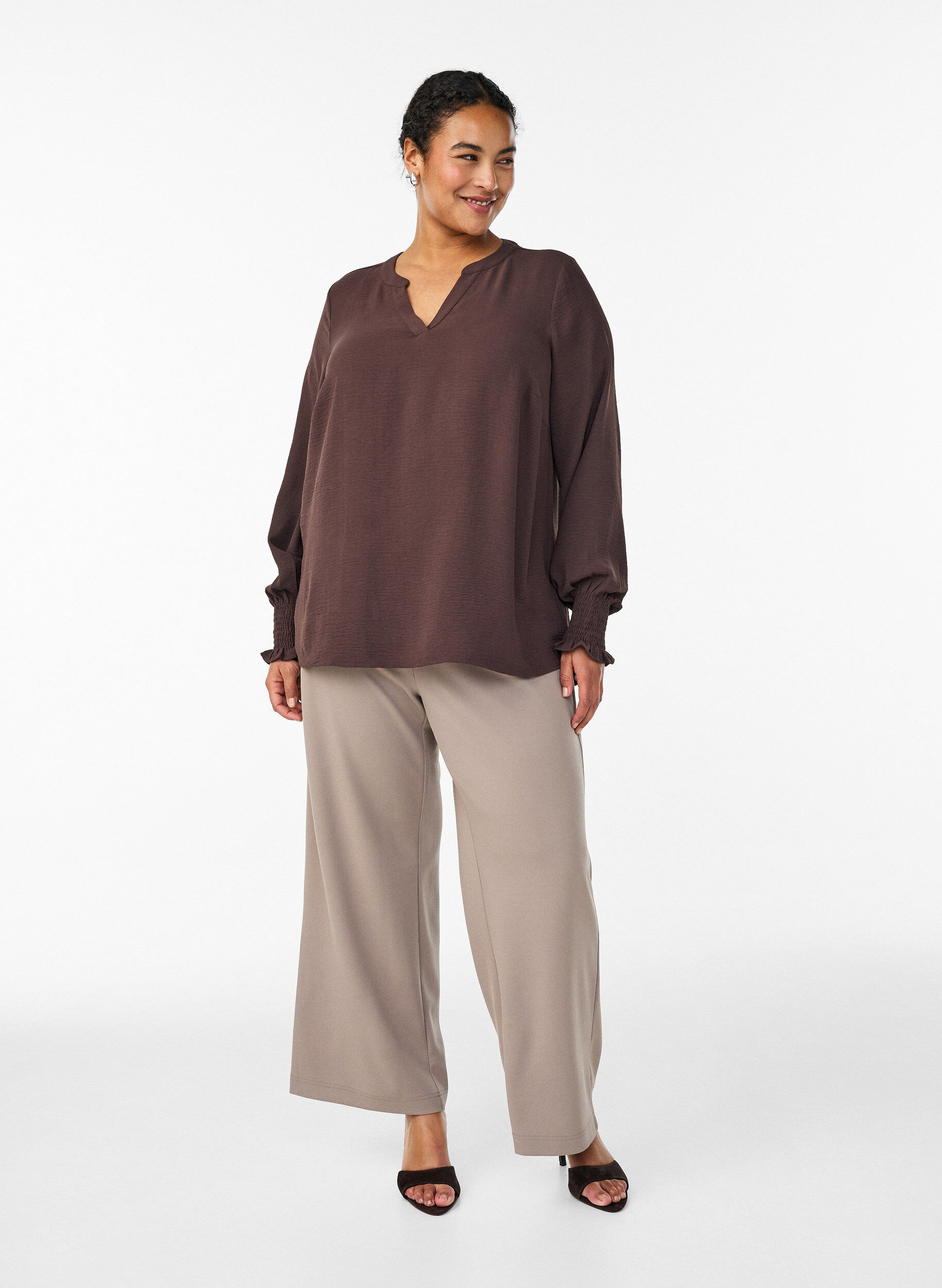 Zizzi Blouse met smockmanchetten en V-hals, Bruin, Model image number 1