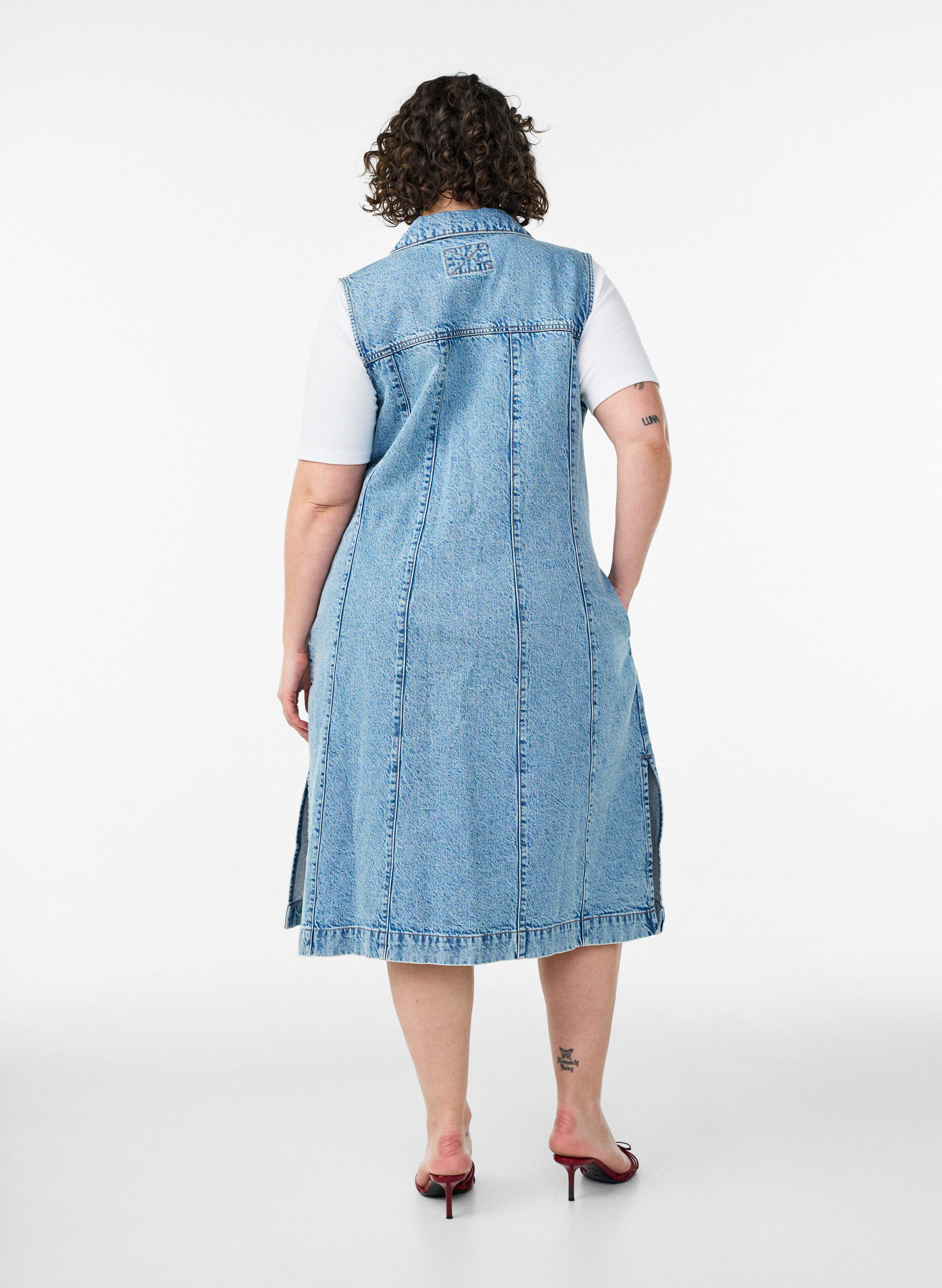 Zizzi Mouwloze denimjurk met knoopsluiting en splitten, Blauw, Model image number 1