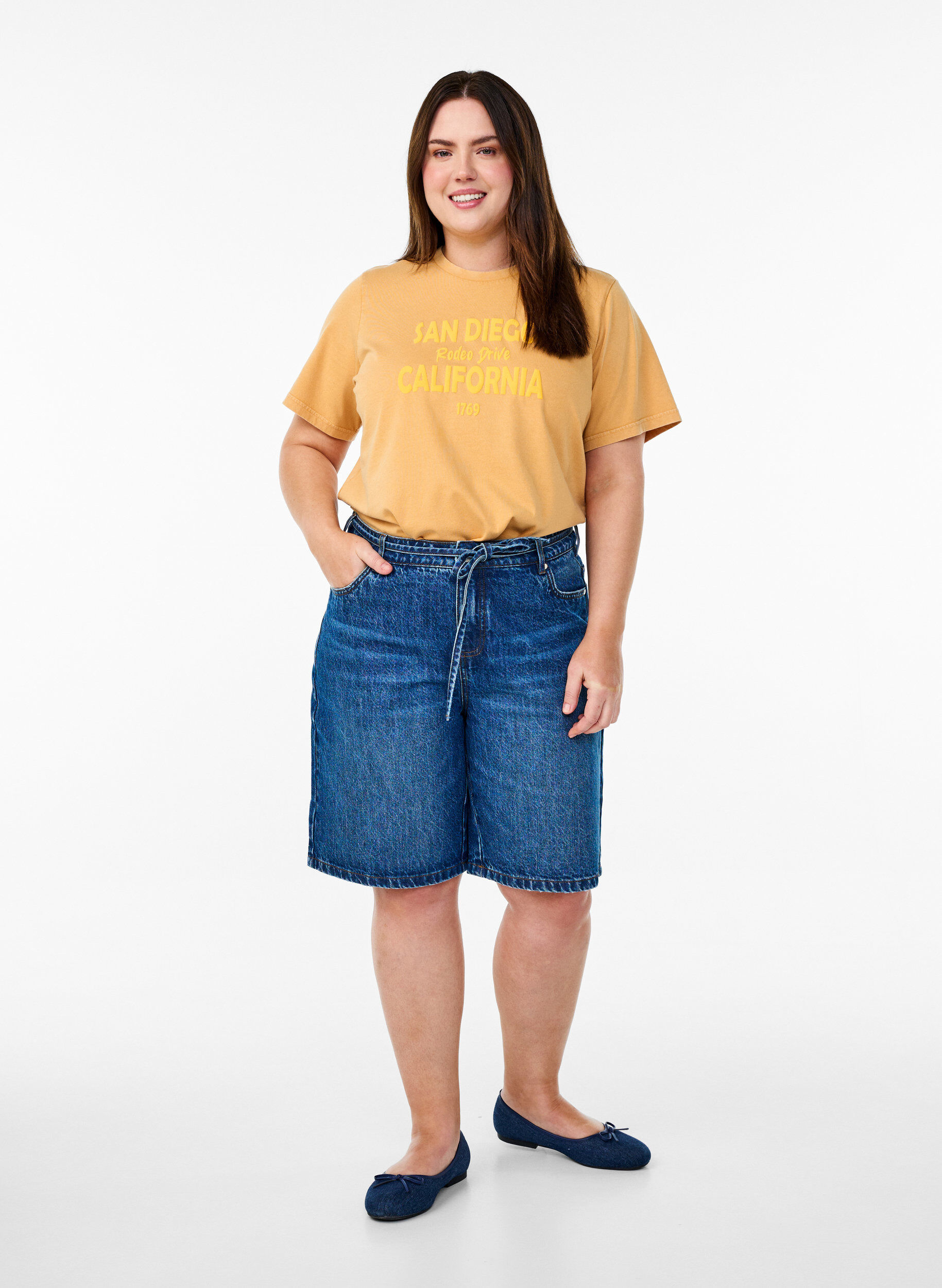 Zizzi T-shirt in biologisch katoen met een coole print, Geel, Model image number 1