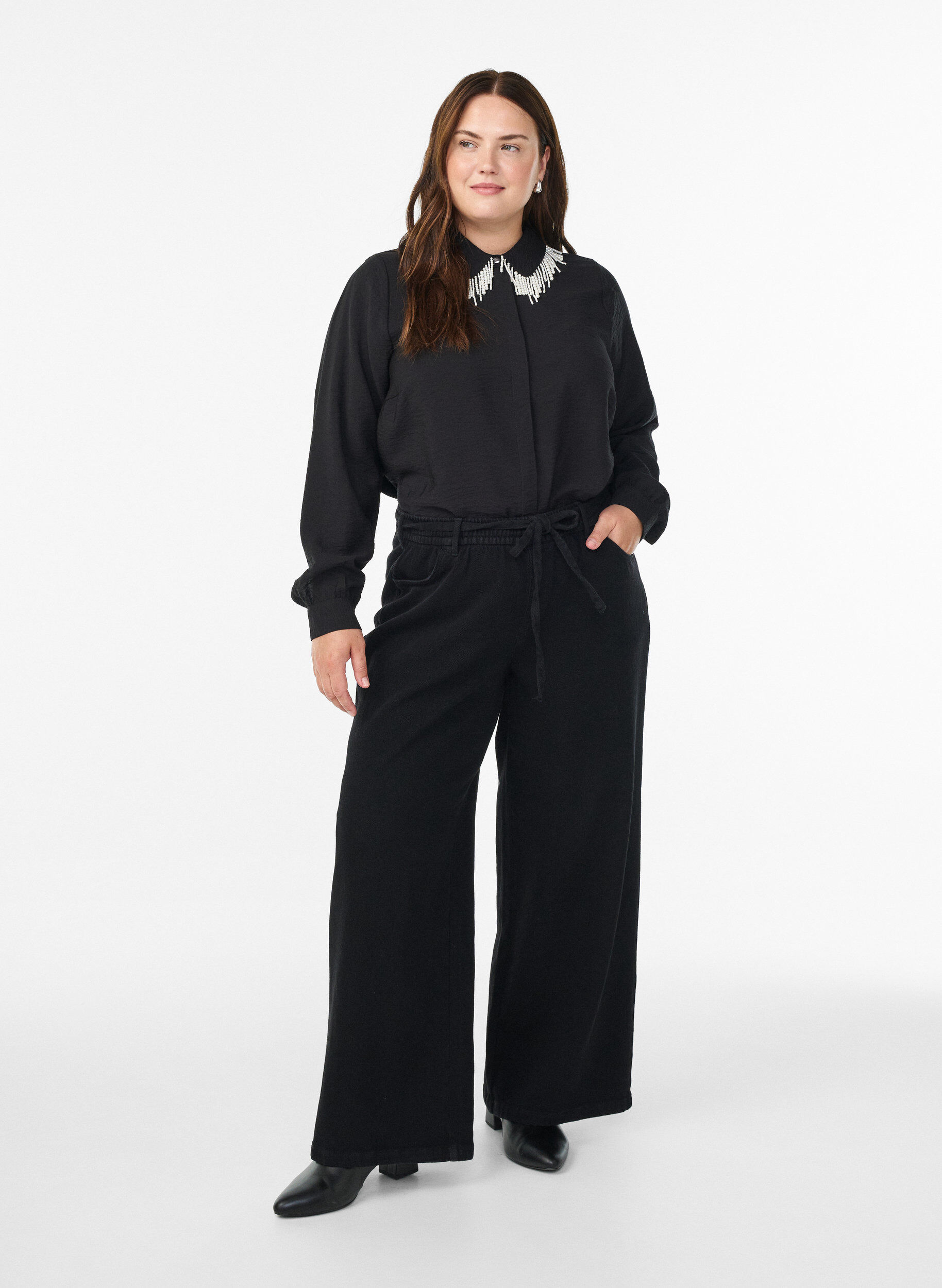 Zizzi Viscose tuniek met parelgeborduurde kraag, Zwart, Model image number 1