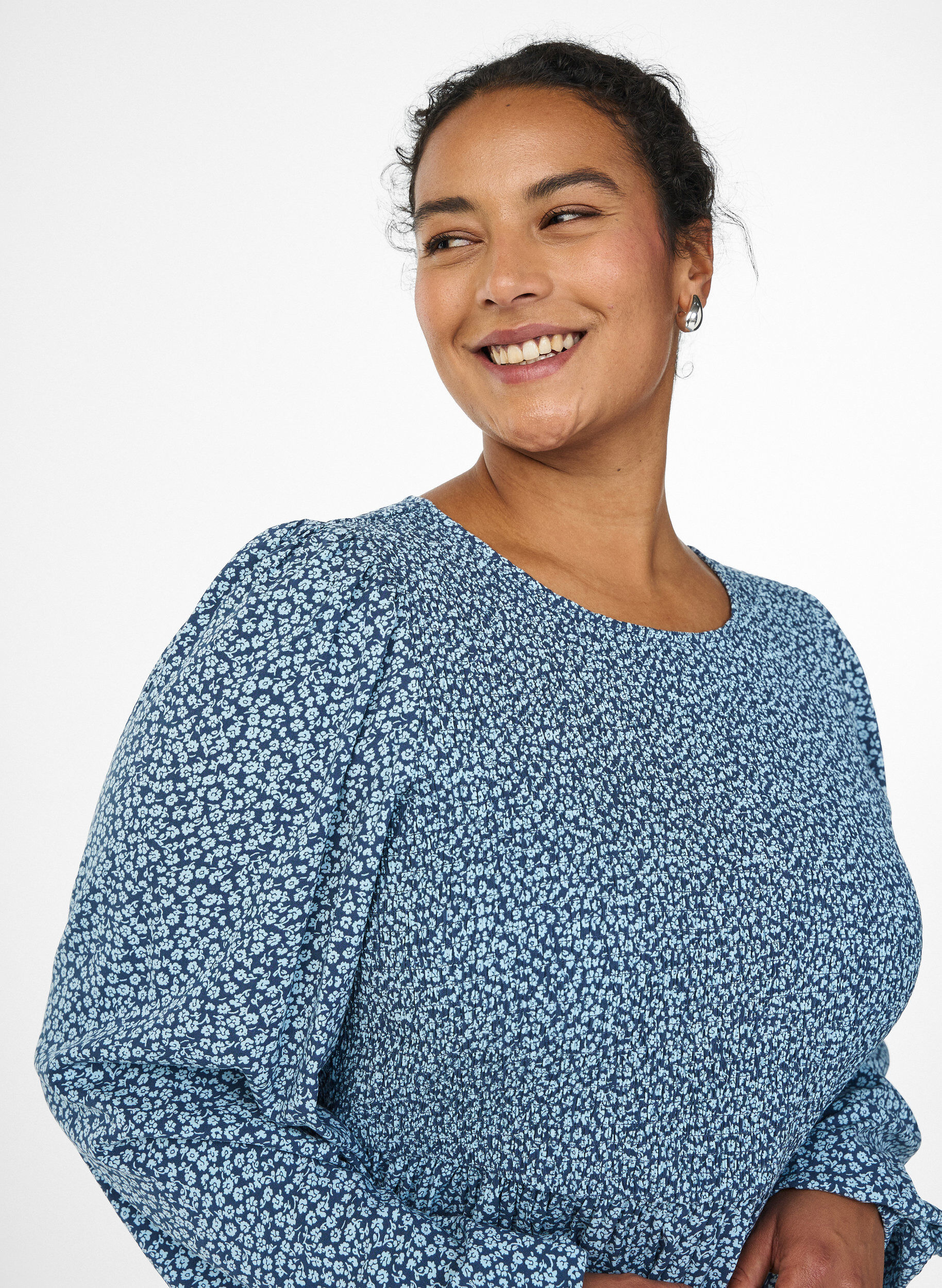 Zizzi Jurk met een gesmokte top en fijn bloemetjespatroon, Blauw, Model image number 3