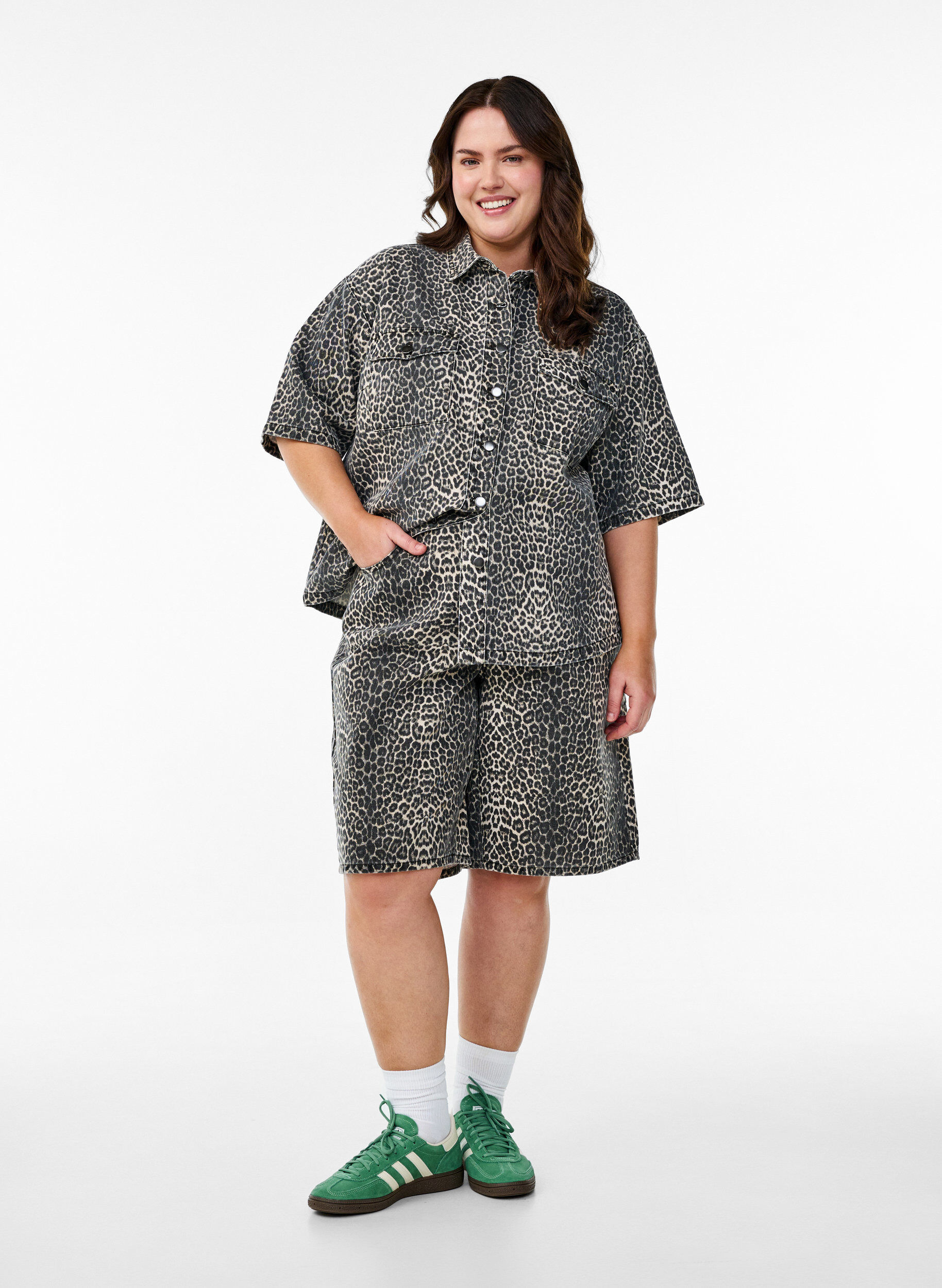 Zizzi Denimshirt met luipaardprint en korte mouwen, Bruin, Model image number 1