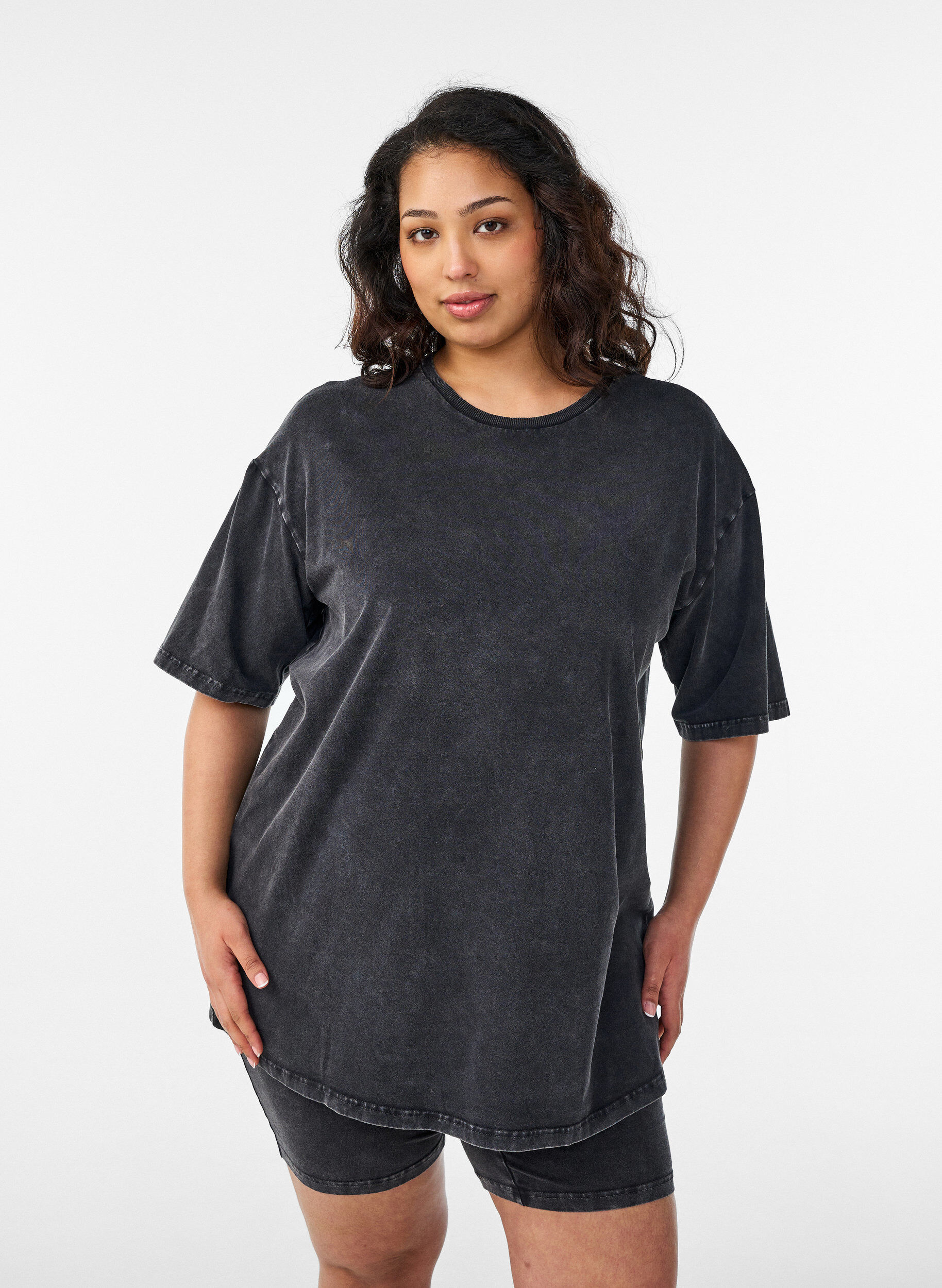 Sporty katoenen T-shirt met een gewassen effect, Zwart, Model