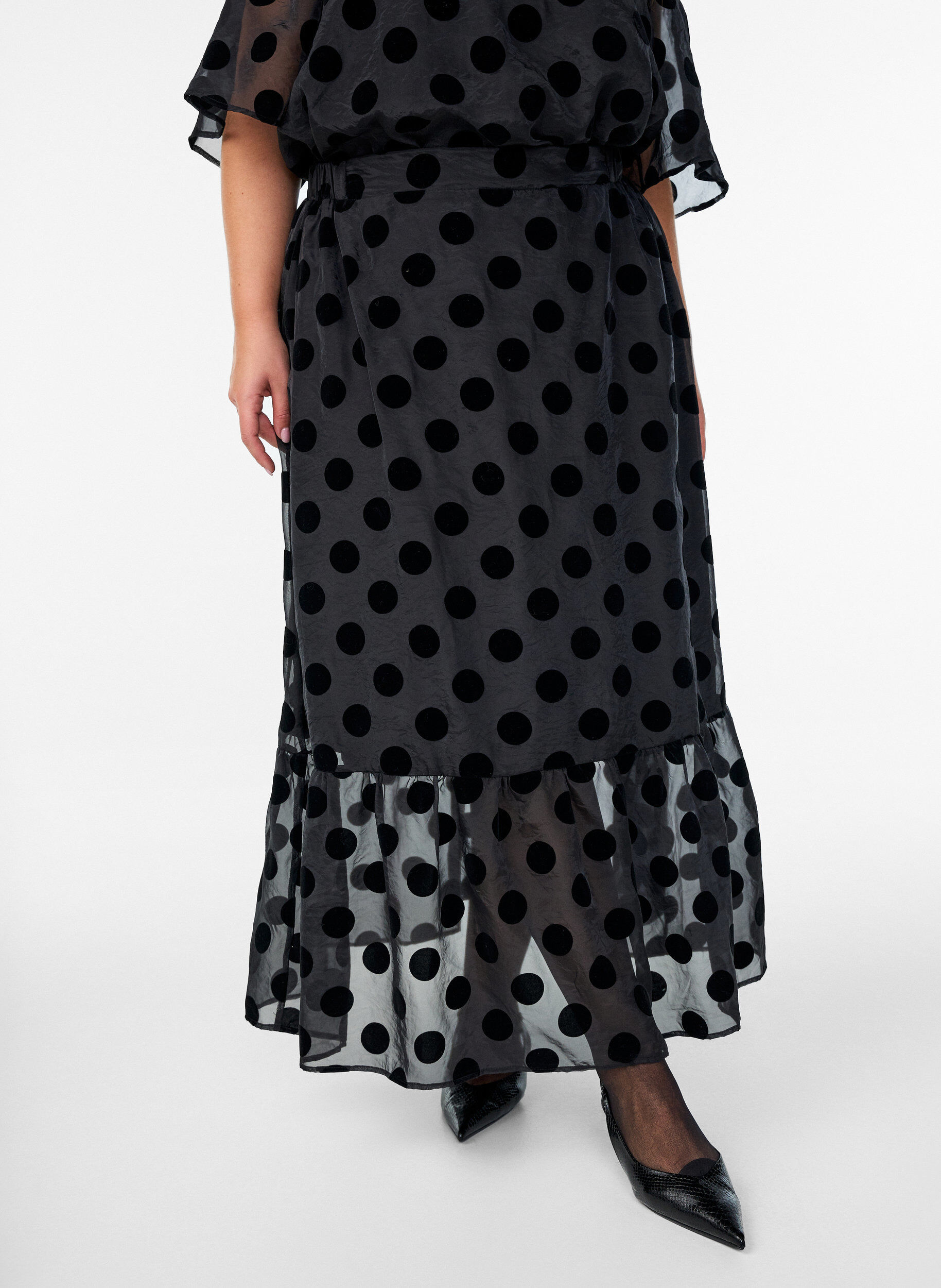 Zizzi Midirok in organza-look met fluwelen stippen, Zwart, Model image number 2