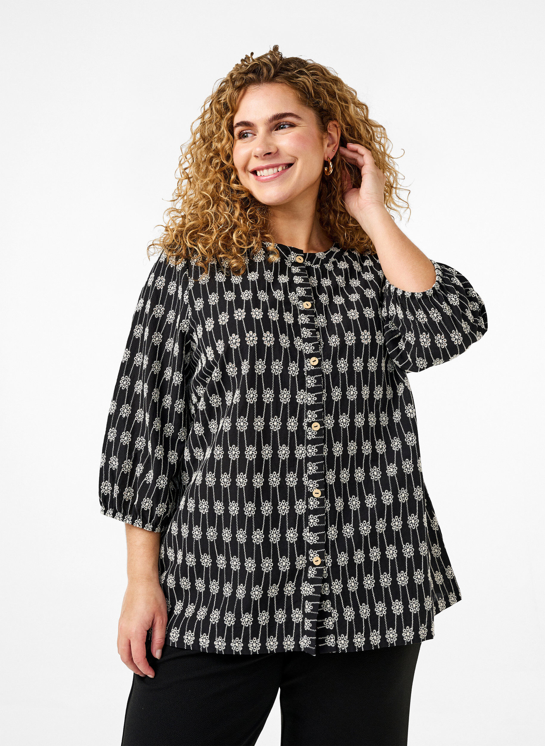 Zizzi Katoenen overhemdblouse met bloemenpatroon, Black, Model image number 0