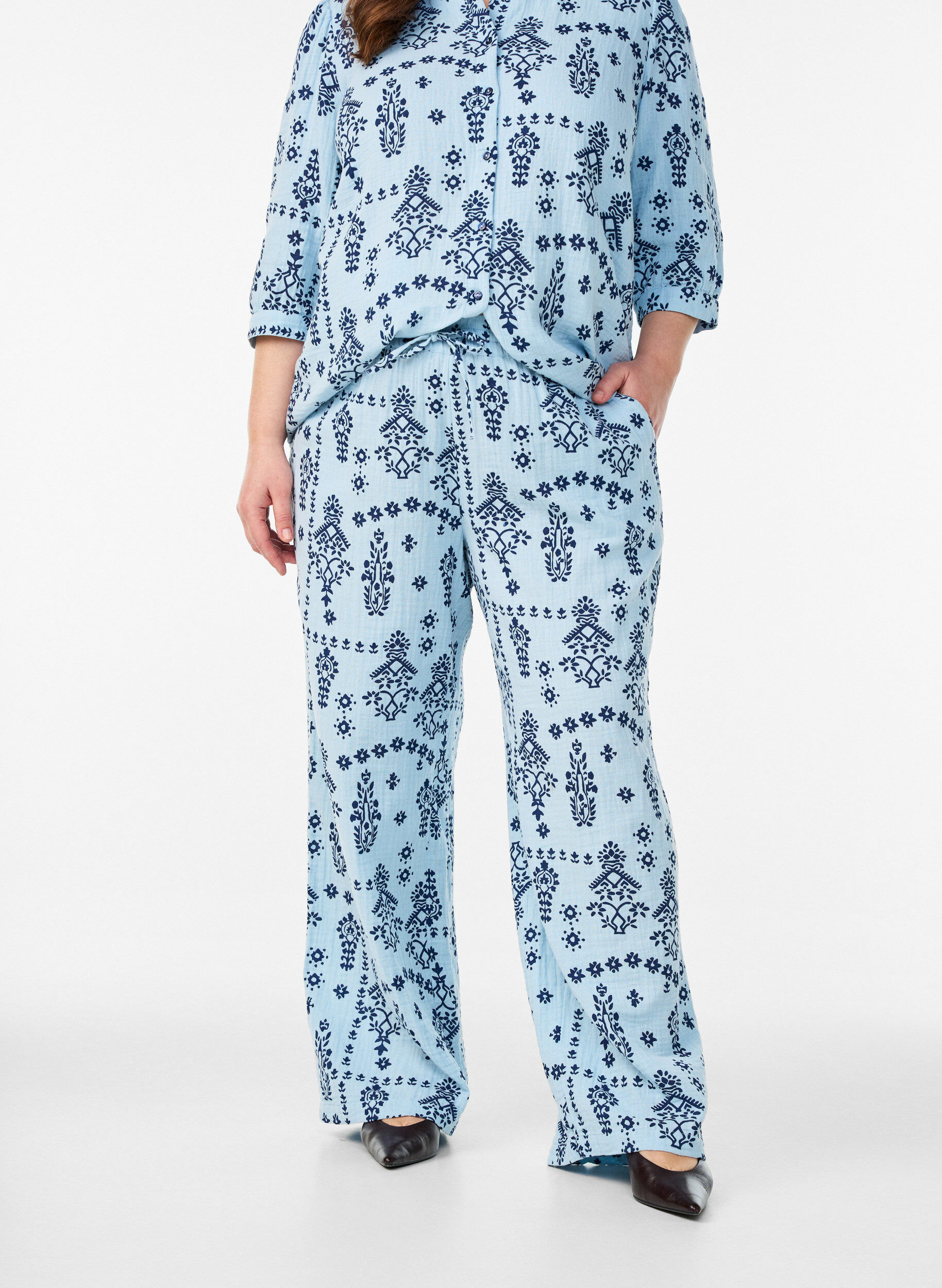 Zizzi Losse broek in katoenen mousseline met stippen, Blauw, Model image number 2