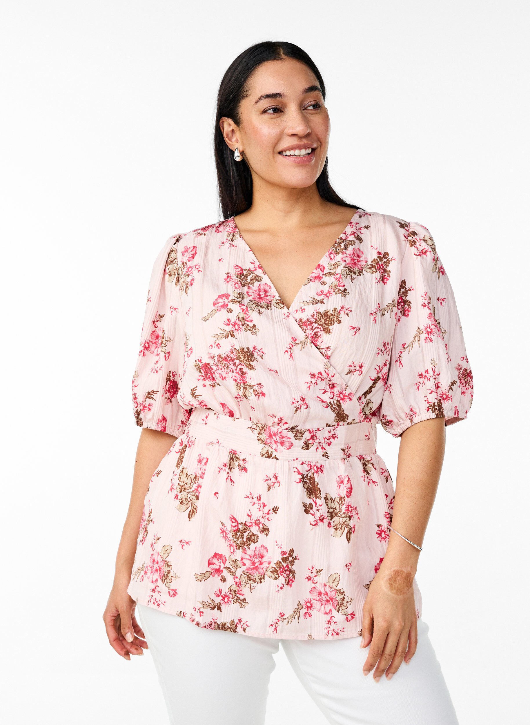 Zizzi Bloemenblouse met korte mouwen en gesmokte taille, Roze, Model image number 0