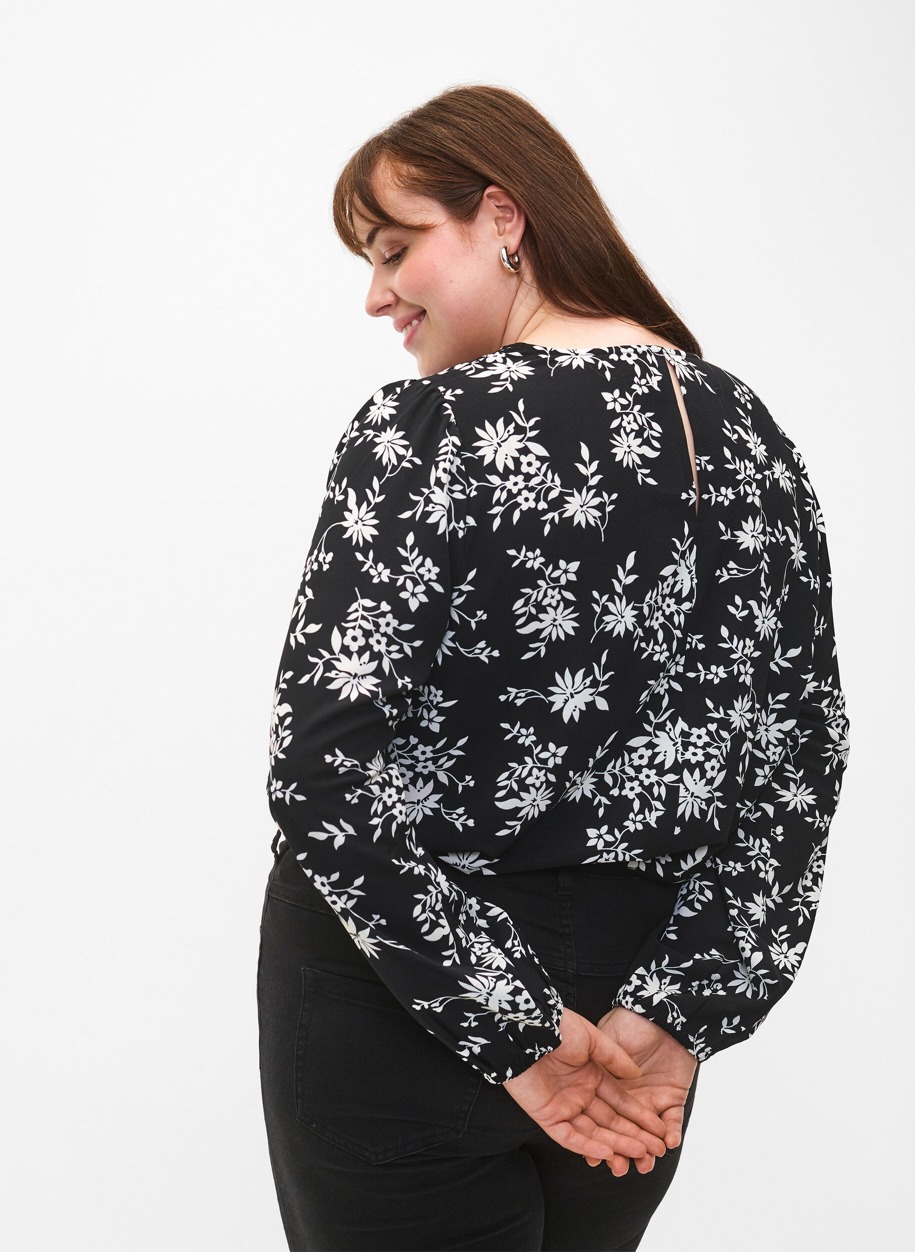 Zizzi Blouse met pofmouwen, Black Flower AOP, Model image number 1