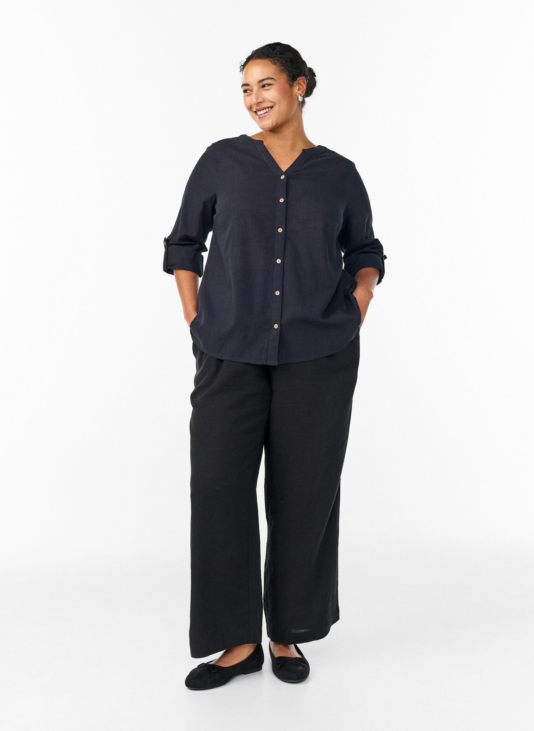 Zizzi Katoenen blouse met V-hals, Zwart, Model image number 1