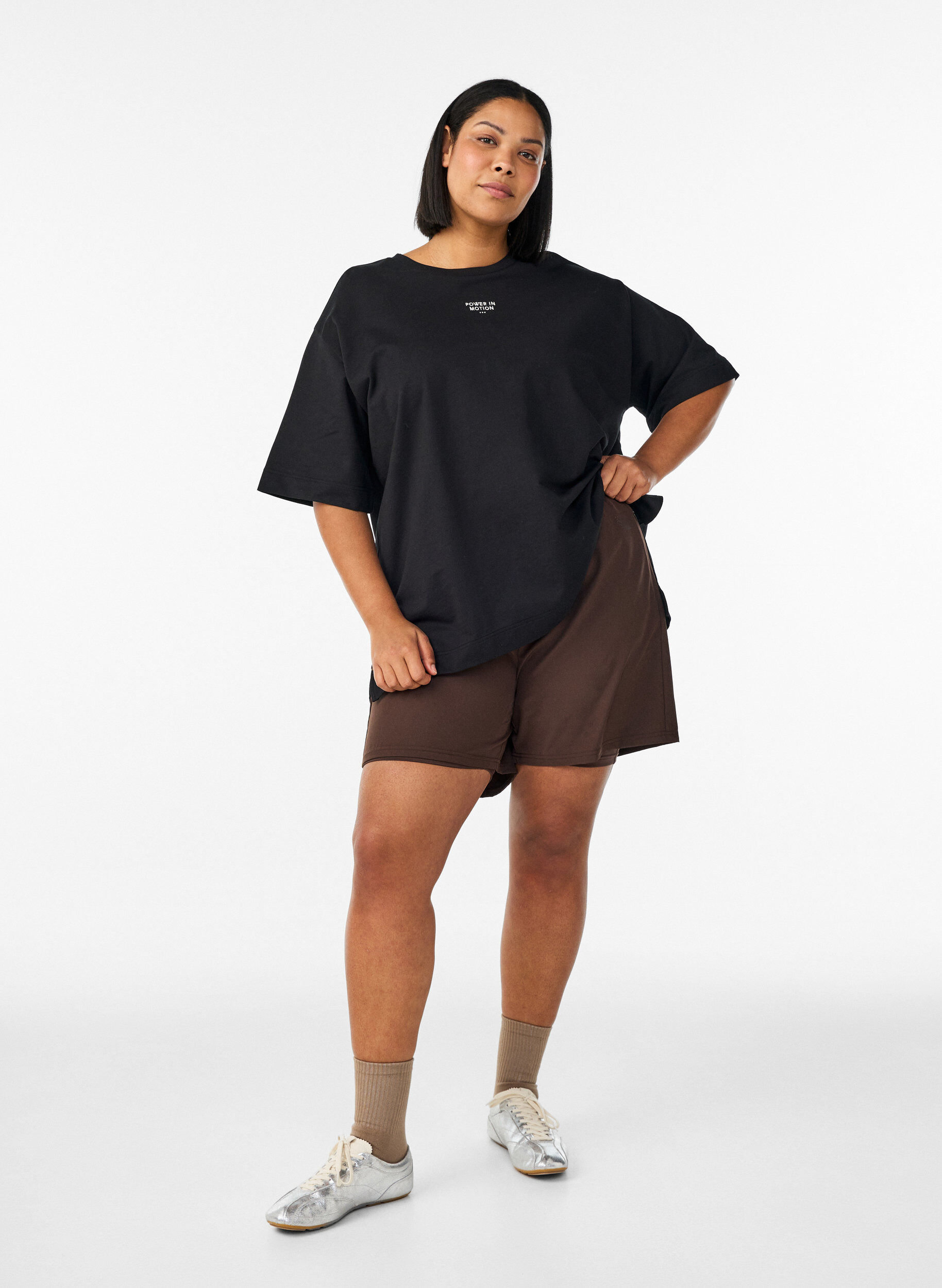 Zizzi Active T-shirt met een losse pasvorm en geborduurde statement, Zwart, Model image number 1