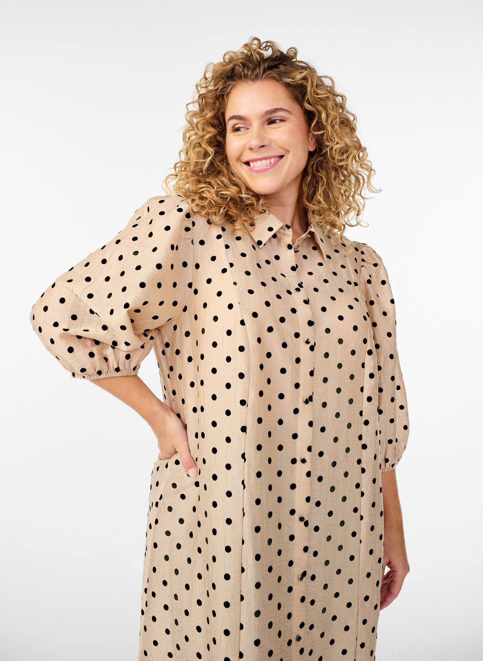 Zizzi Midi overhemdjurk met polka dots en 3/4 mouwen, Beige, Model image number 2
