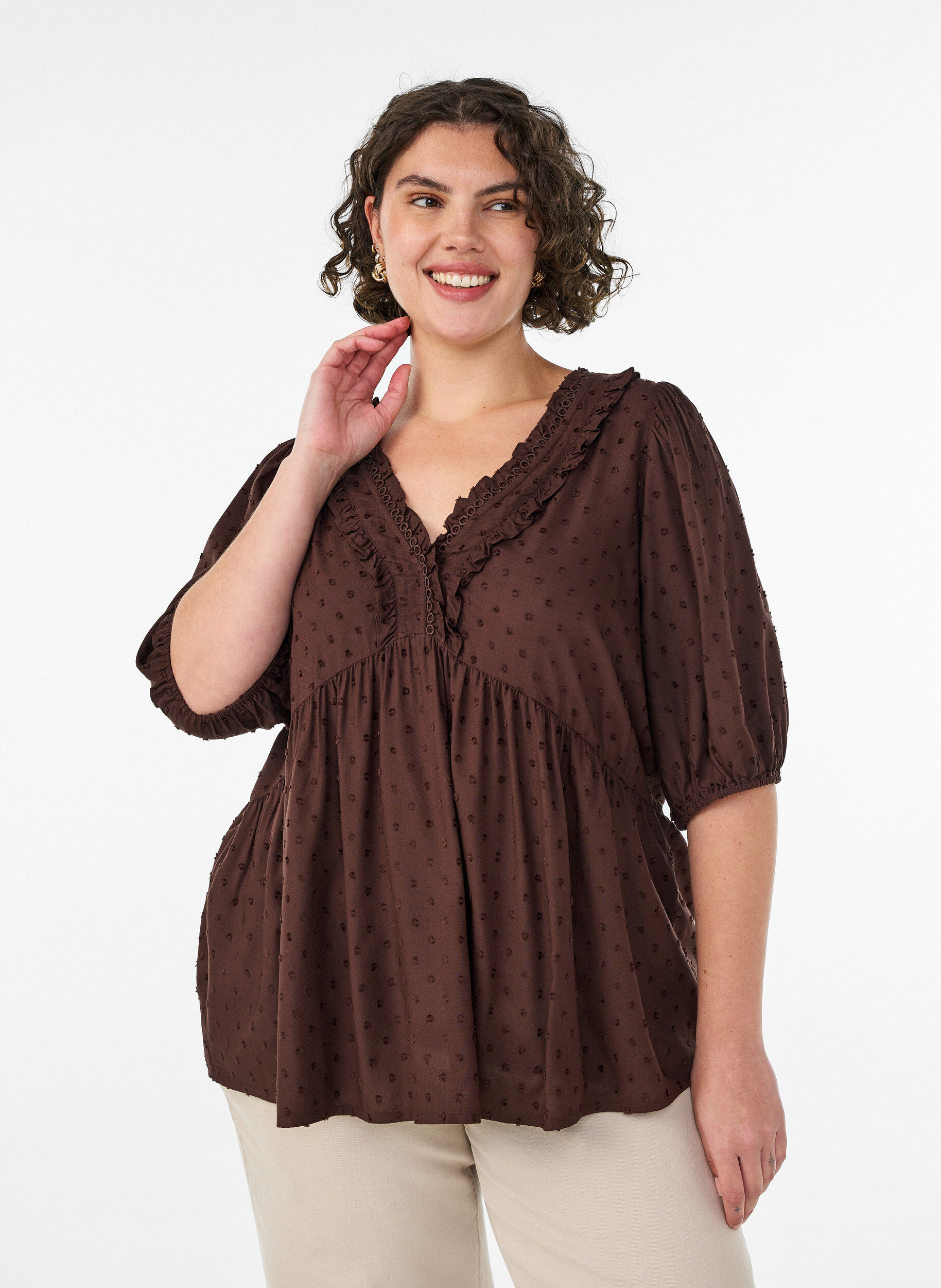 Viscose blouse met een stippenstructuur en V-hals, Bruin, Model