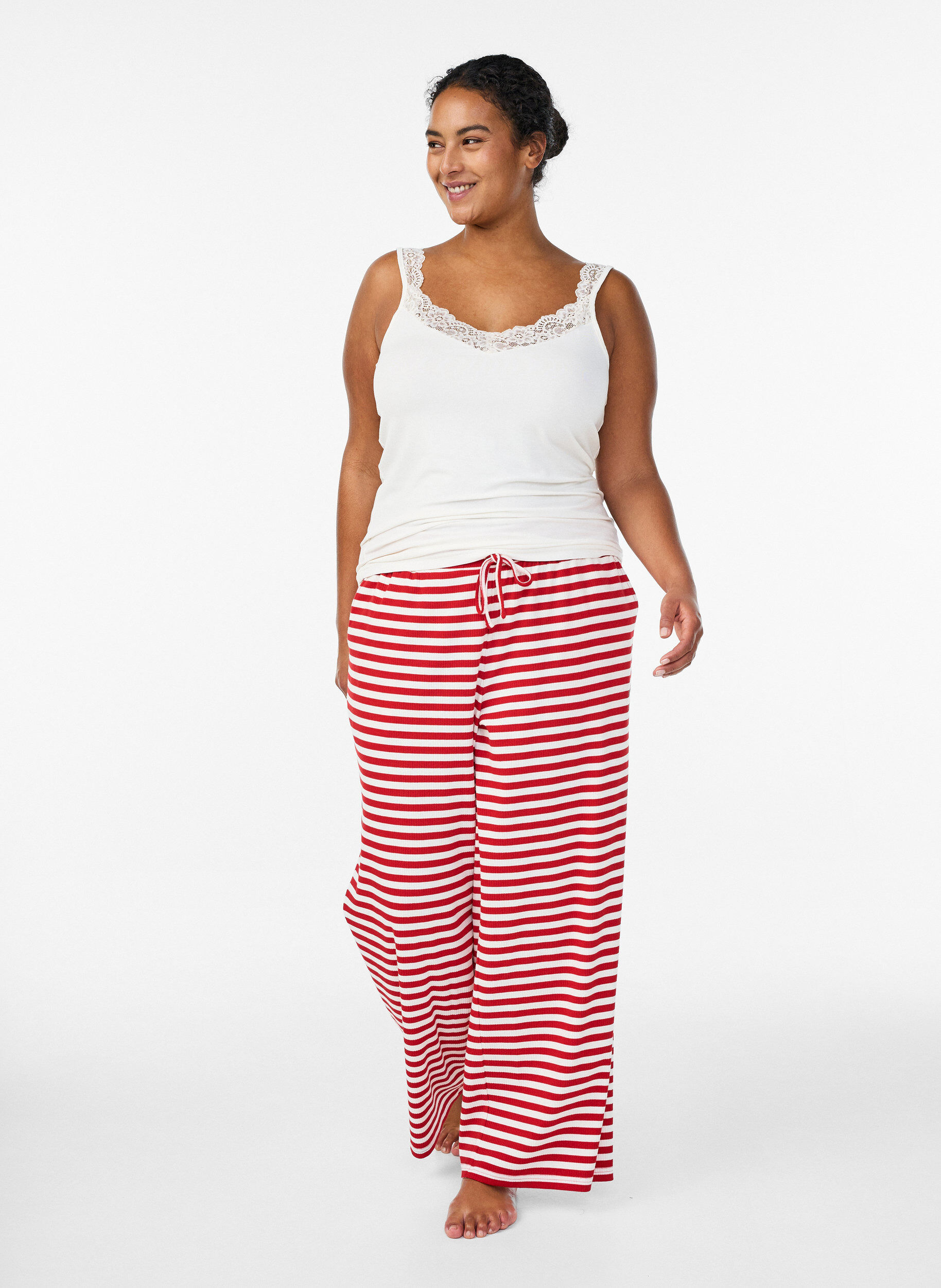 ZizziTop van viscose met kanten rand, Vanille, Model image number 1