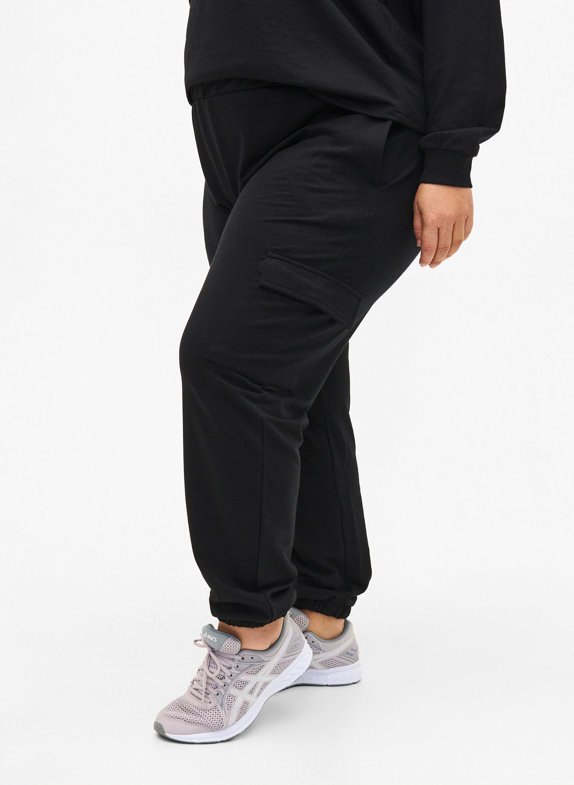Zizzi Trainingsbroek met cargozakken, Black, Model image number 0