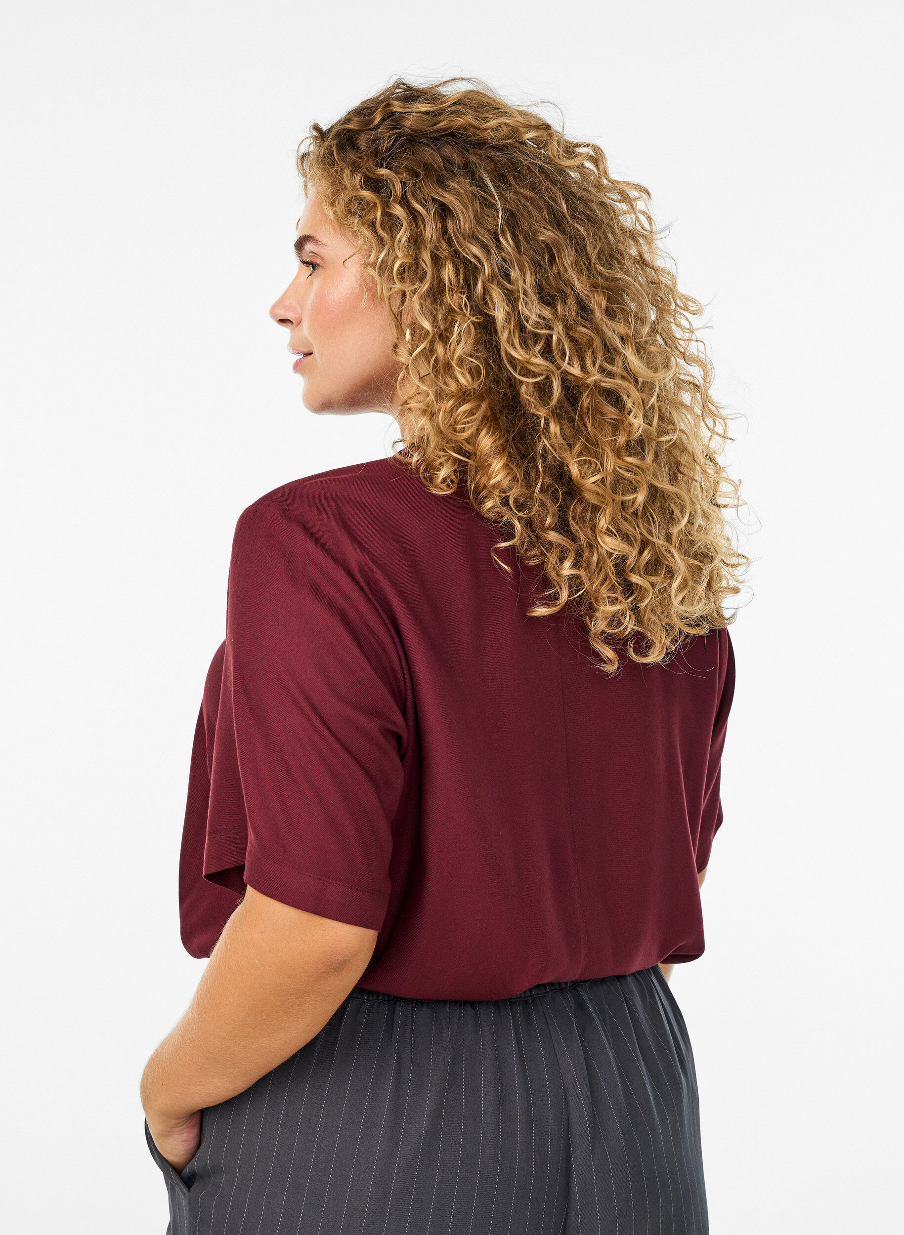 Zizzi Blouse met korte mouwen en diagonale knoopsluiting, Rood, Model image number 2