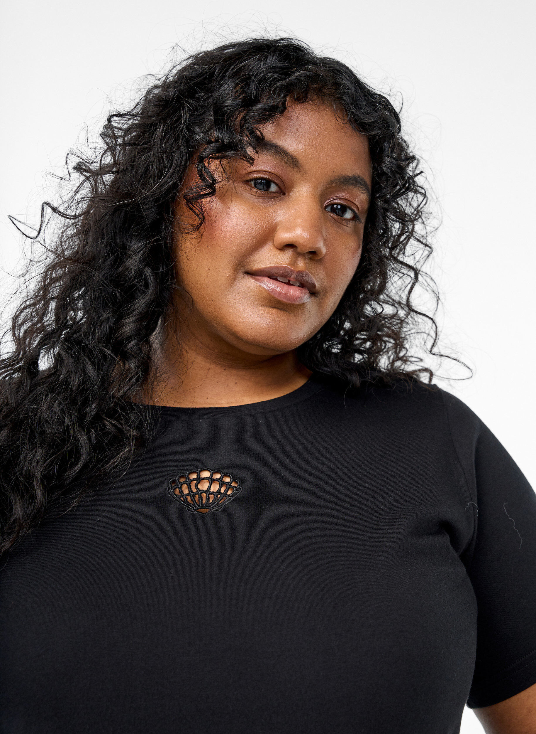 Zizzi T-shirt met decoratieve details, Zwart, Model image number 3