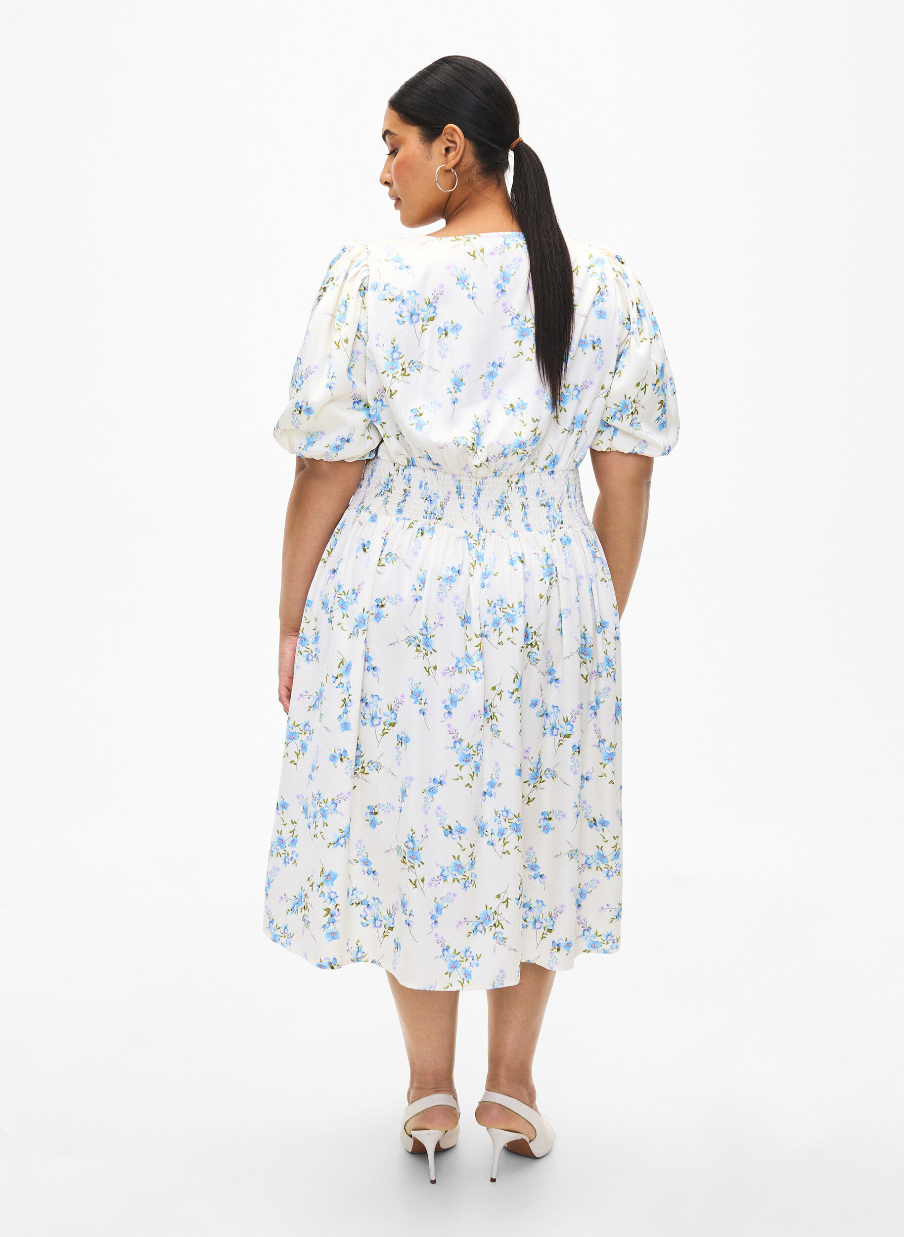Zizzi Satijnen jurk met pofmouwen en bloemenprint, Off White Blue Fl., Model image number 1