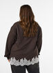 Krijtstreepblouse met kanten rand, Bruin, Model image number 2