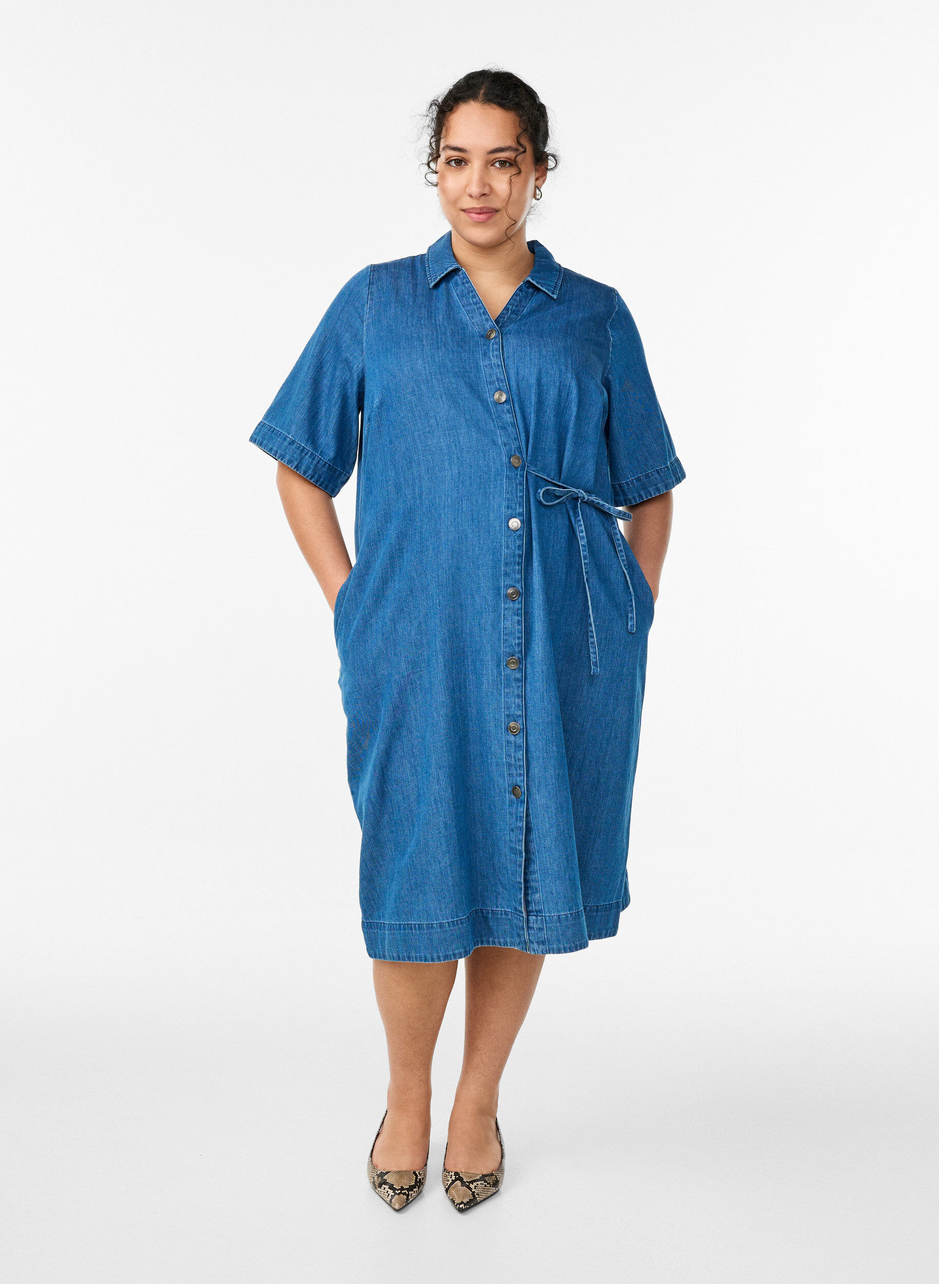Zizzi Denimjurk met knoopsluiting en strikdetail, Blauw, Model image number 1