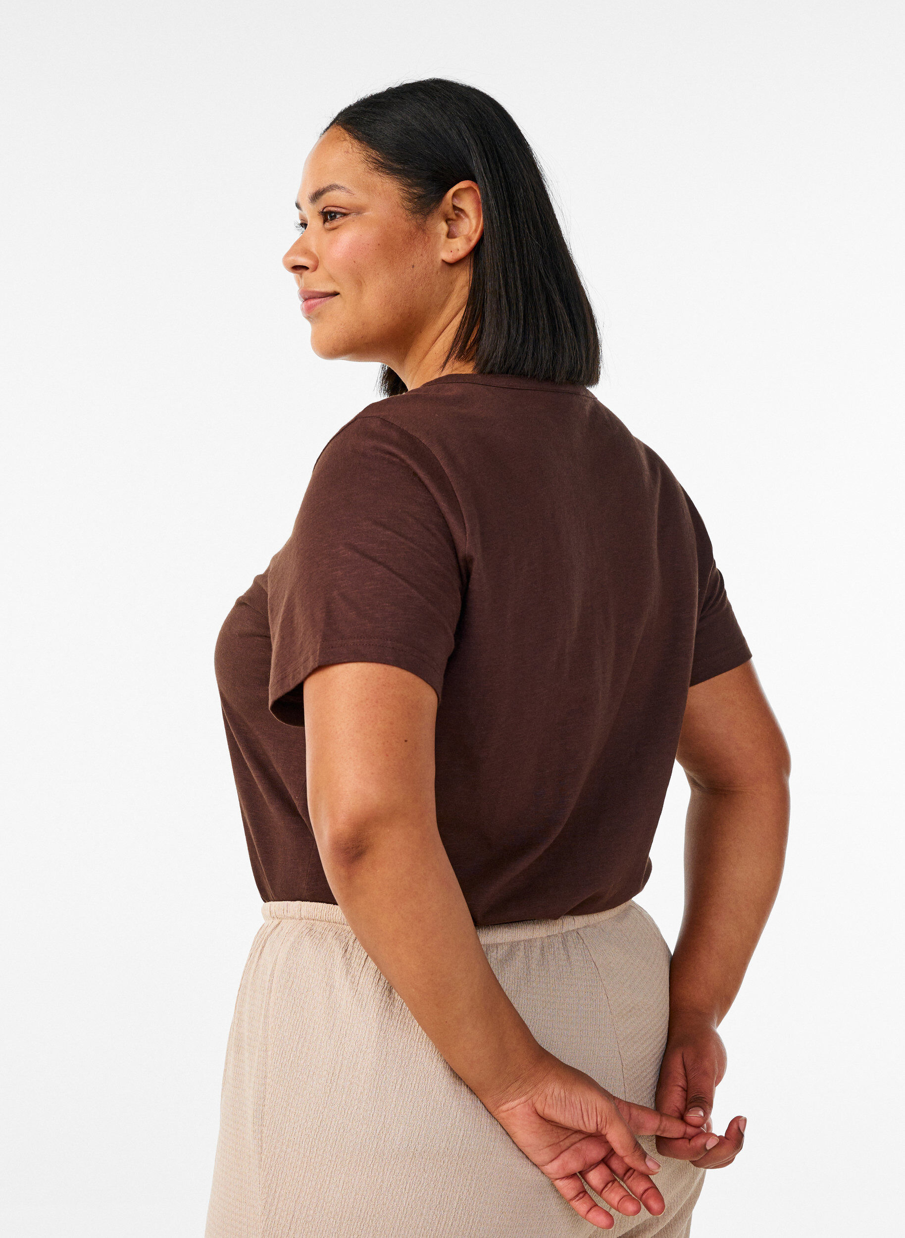 Zizzi T-shirt met knoopdetail, Bruin, Model image number 2
