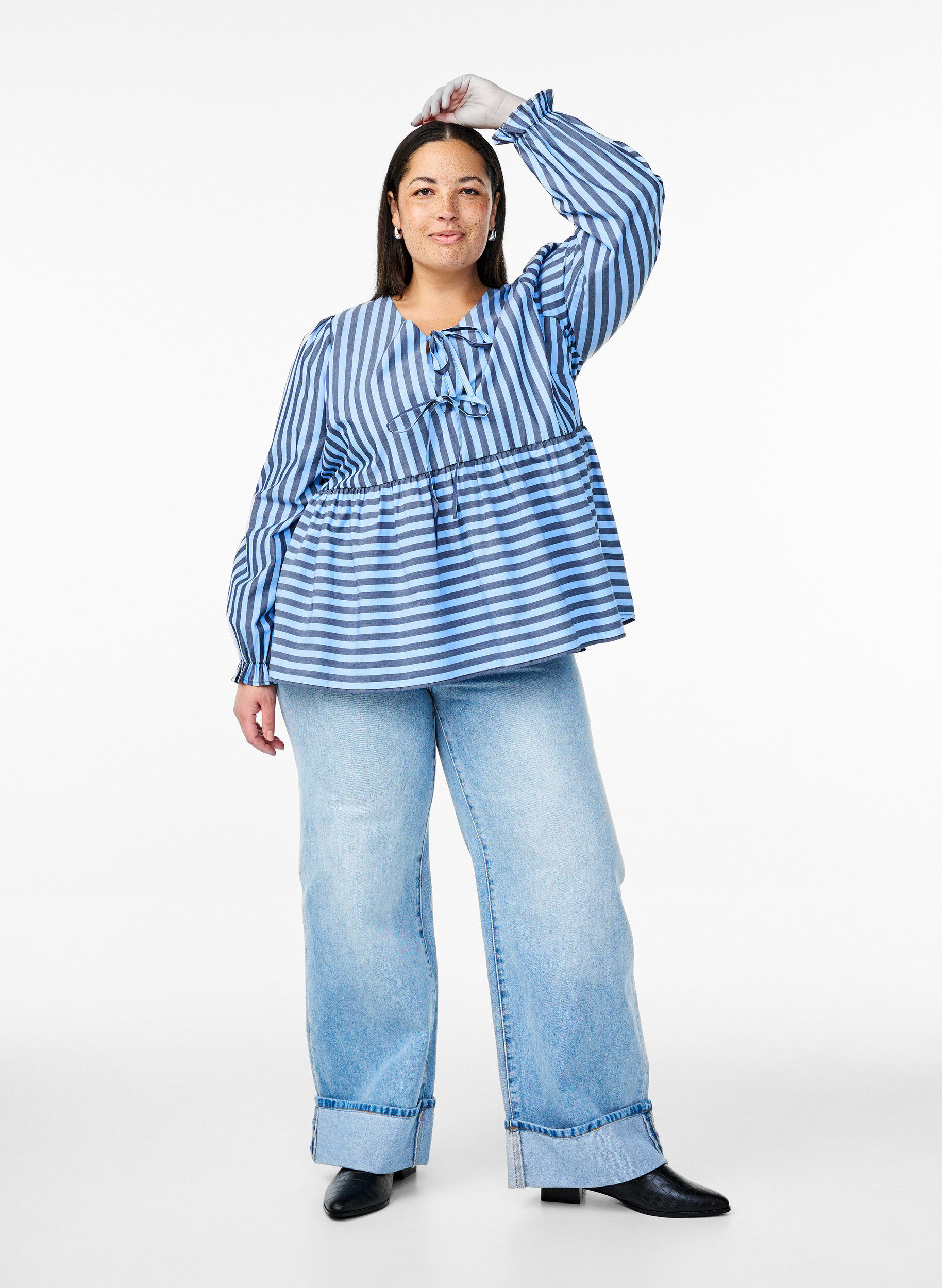 Zizzi Blouse met strepen en strikken, Blauw, Model image number 1