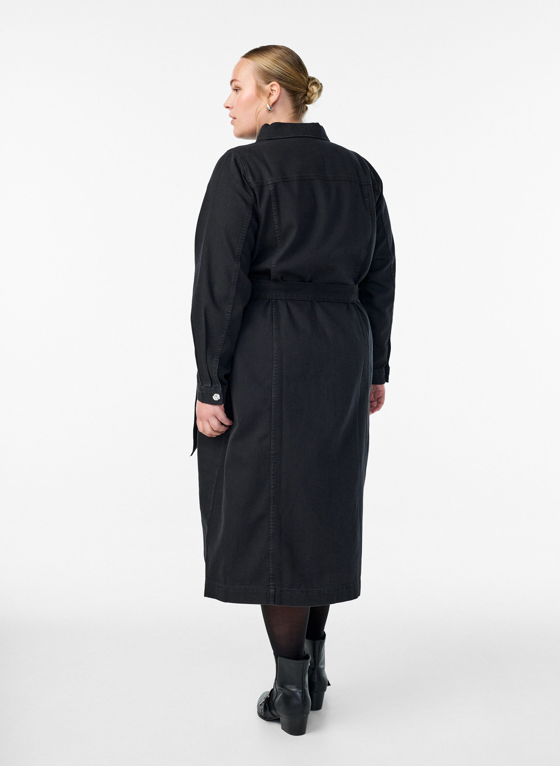 Zizzi Denim midijurk met een riem en decoratieve knopen, Zwart, Model image number 2
