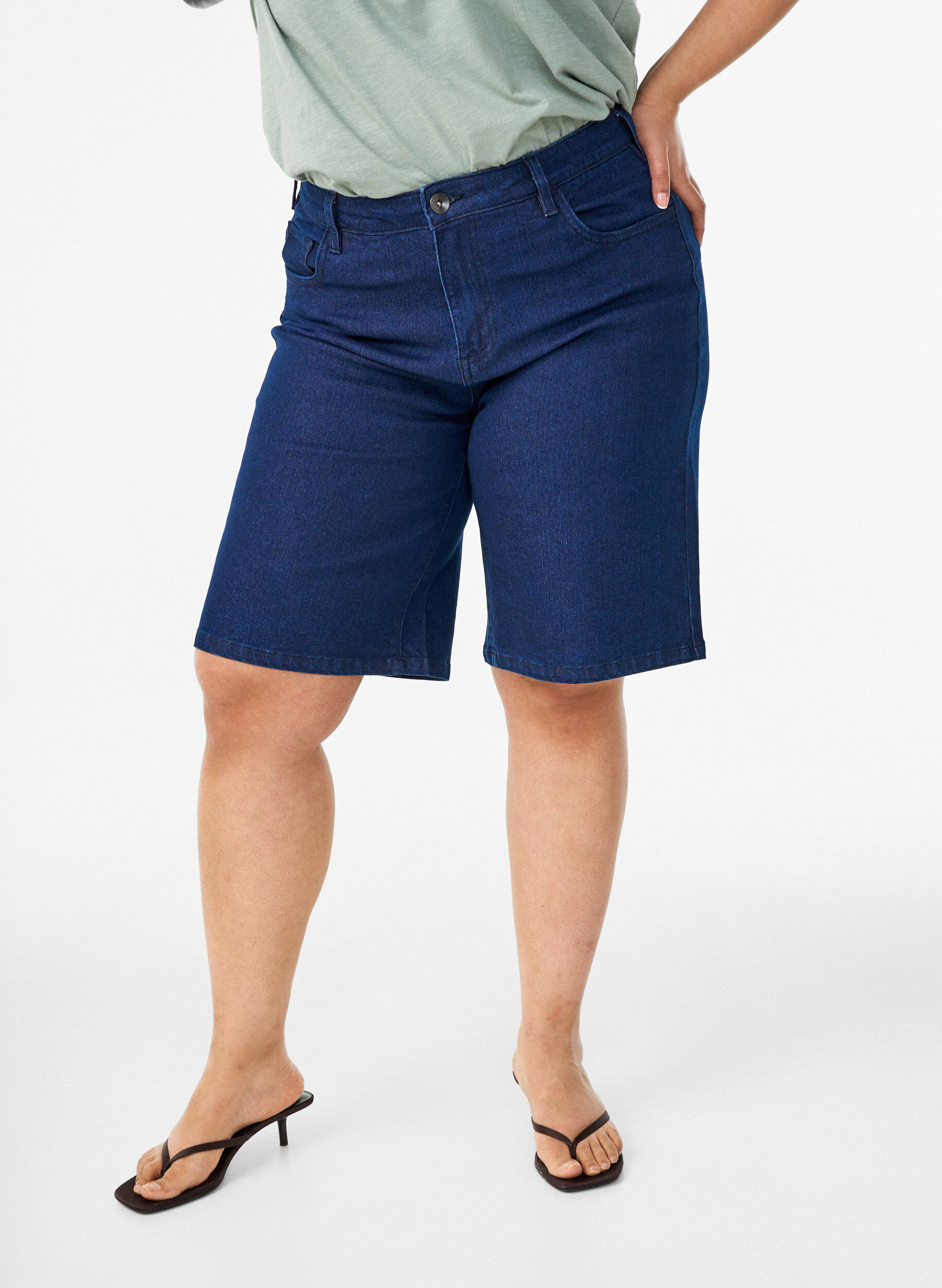 Zizzi Losse denim shorts met hoge taille, Blauw, Model image number 3