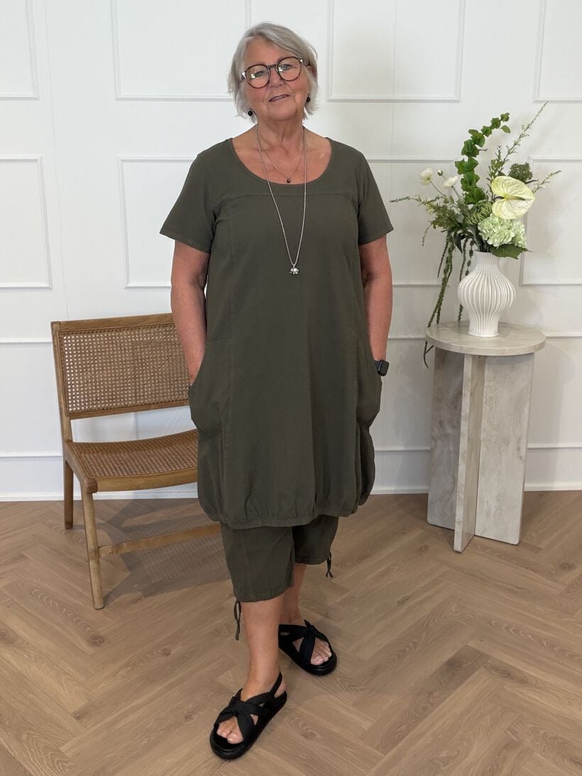 Ontspannen olijfgroene alledaagse look, , Model