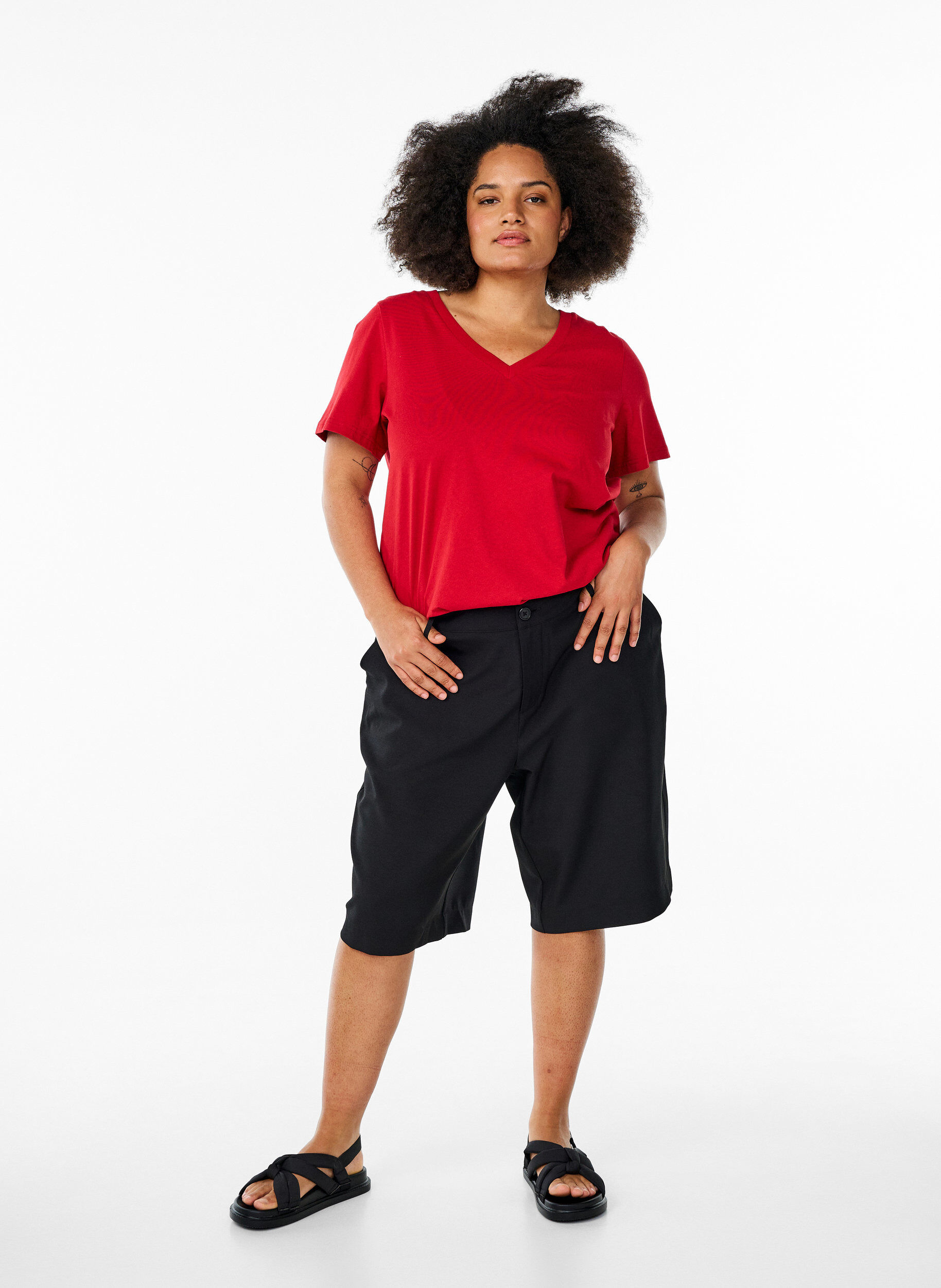 Zizzi Basis T-shirt van katoen met een V-hals, Rood, Model image number 1