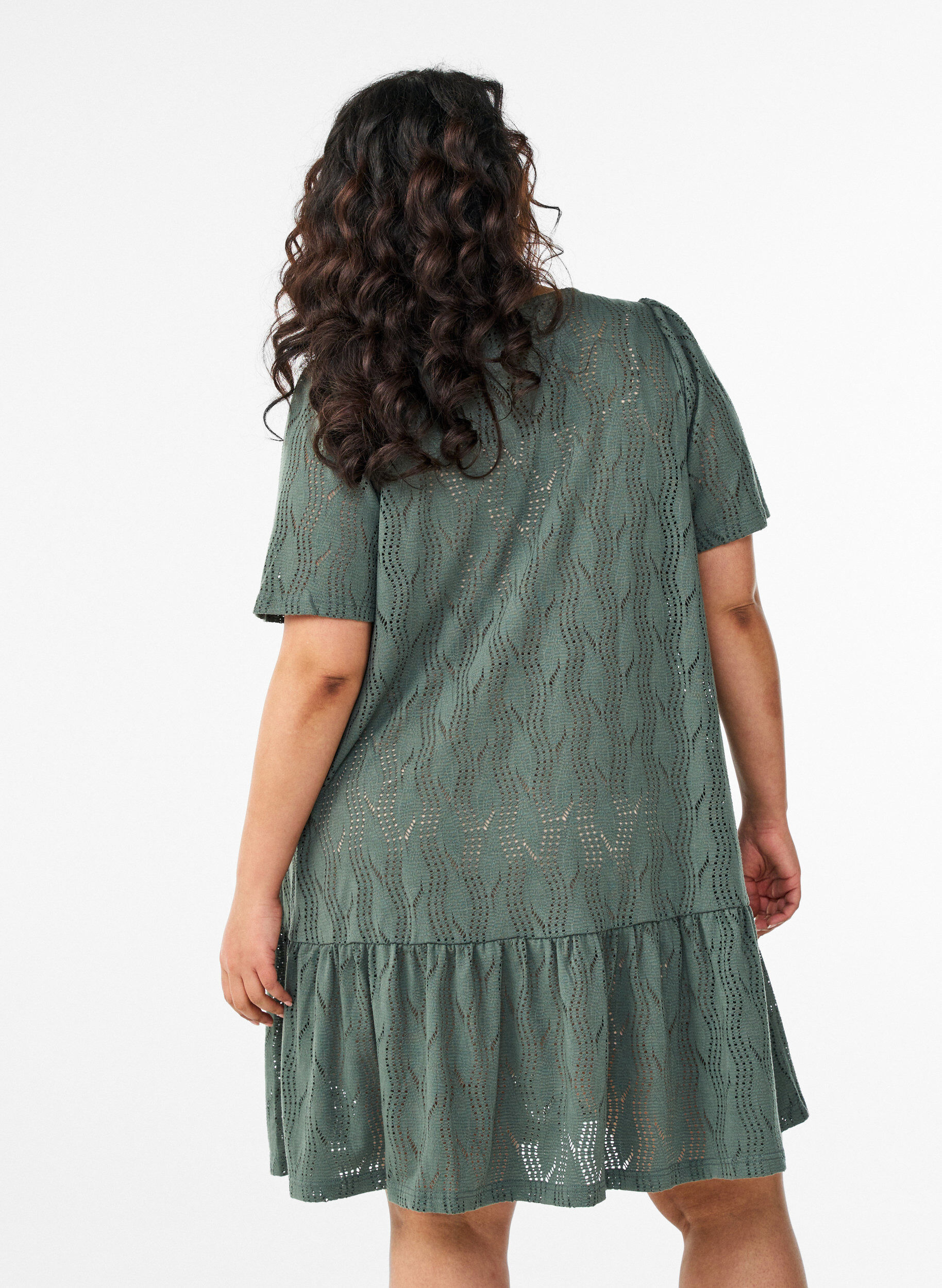 Zizzi Korte jersey jurk met broderie ajour, Groen, Model image number 2