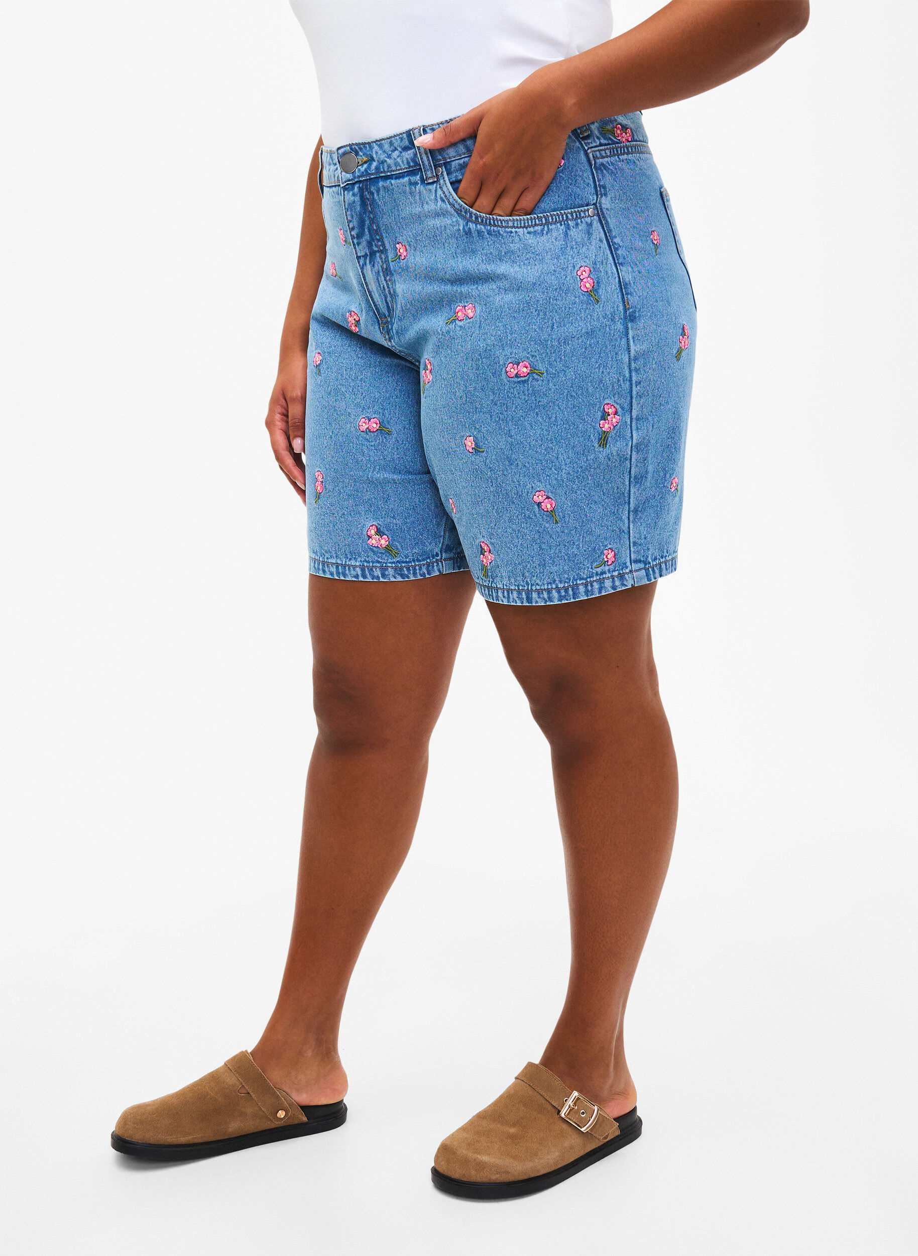 Zizzi Denimshorts met geborduurde bloemen, Blauw, Model image number 3