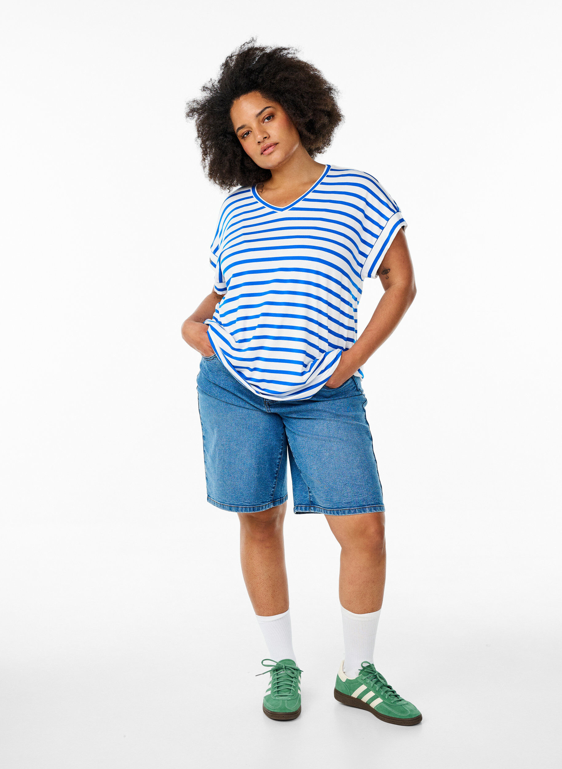 Zizzi Gestreept T-shirt met V-hals, Blauw, Model image number 1