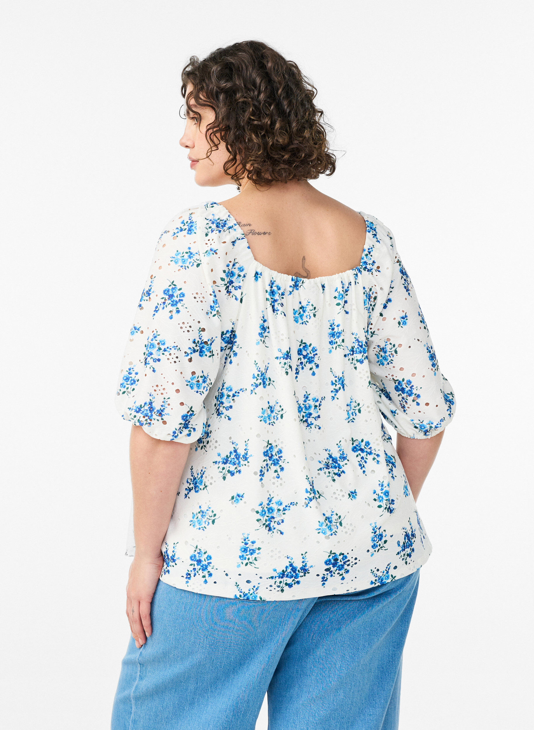 Zizzi Bloemenblouse met een vierkante halslijn en ajourborduursel, Wit, Model image number 2