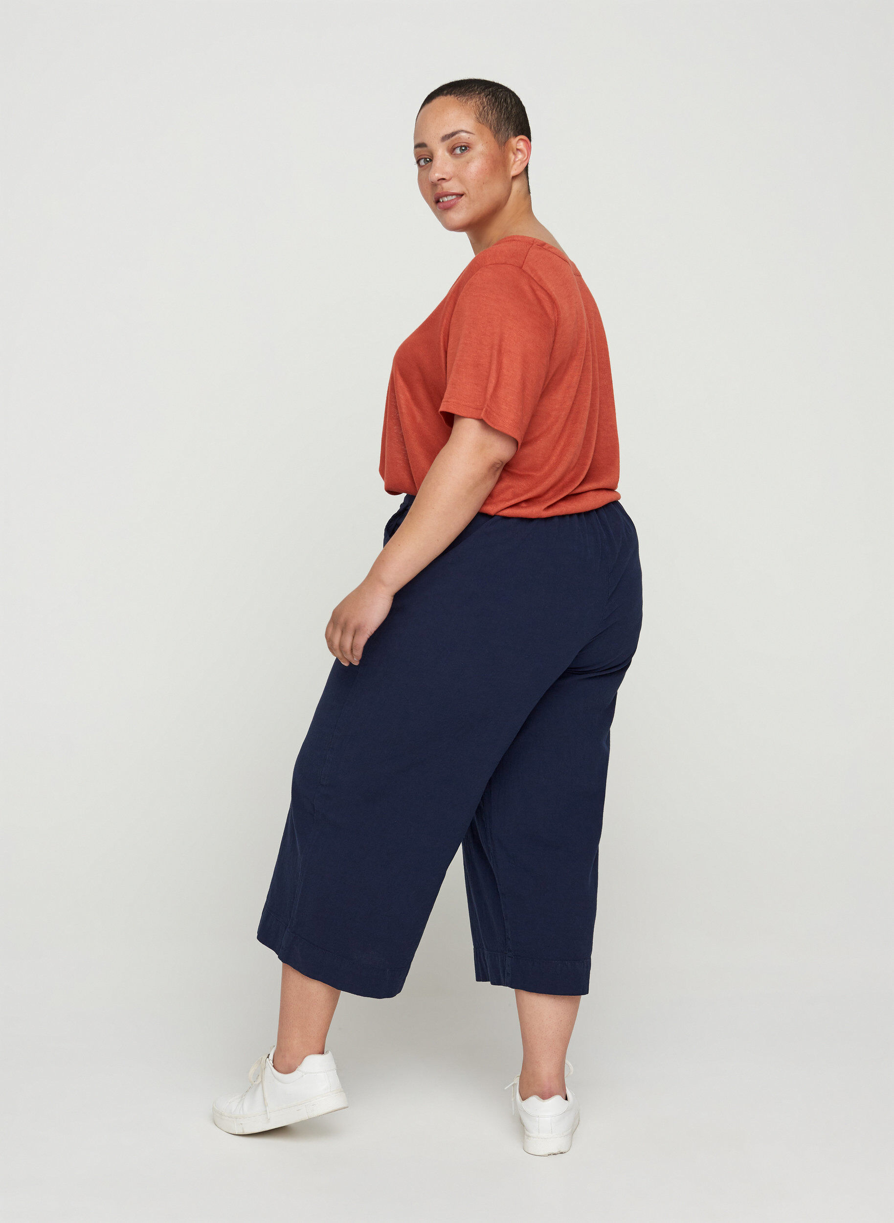 Zizzi Losse culotte broek in katoen, Night Sky, Model image number 1