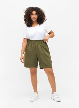 Losse viscose shorts, Ivy Green, Model image number 2