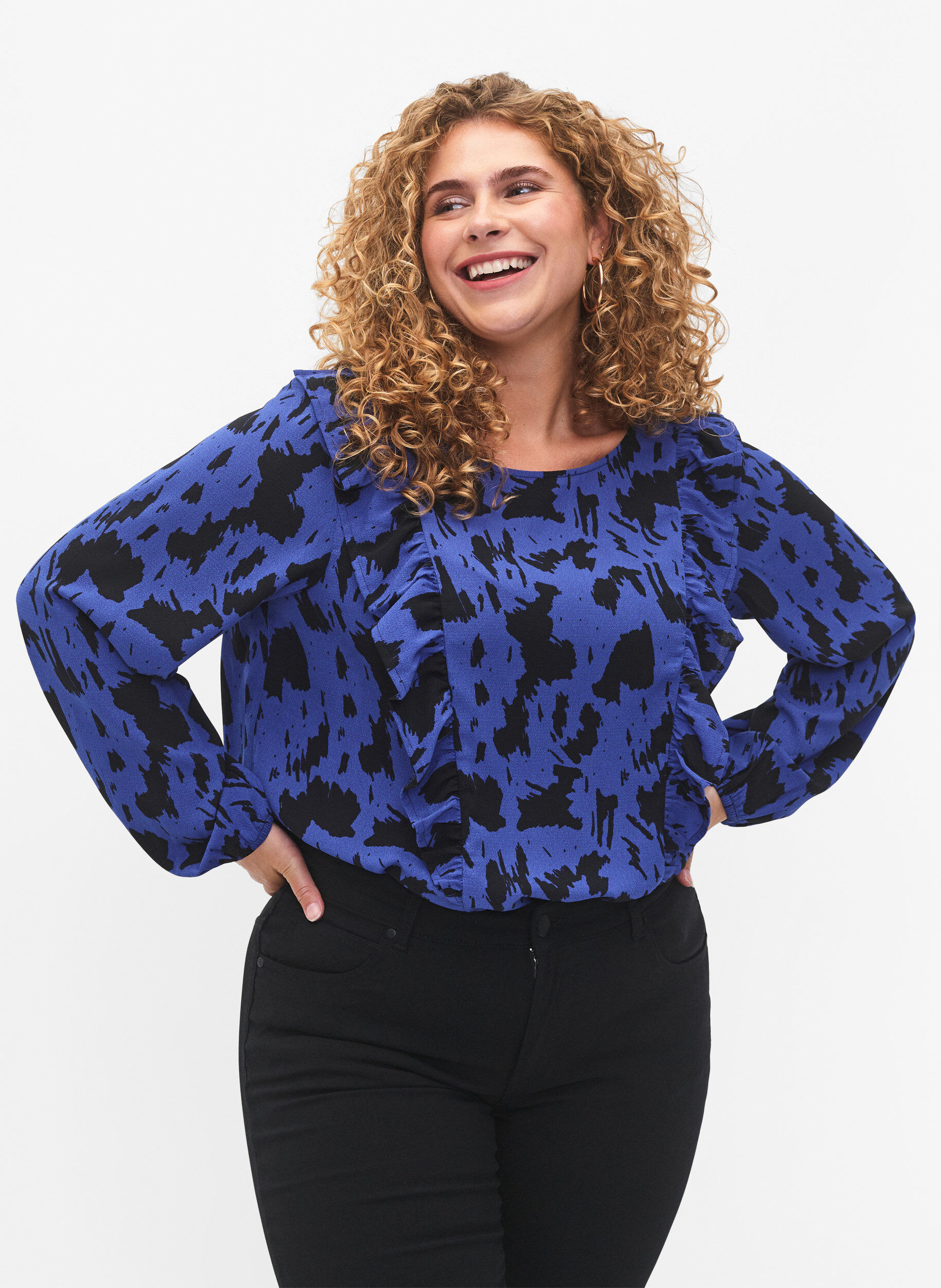 Zizzi Blouse met lange mouwen en ruches, Black Blue AOP, Model image number 0