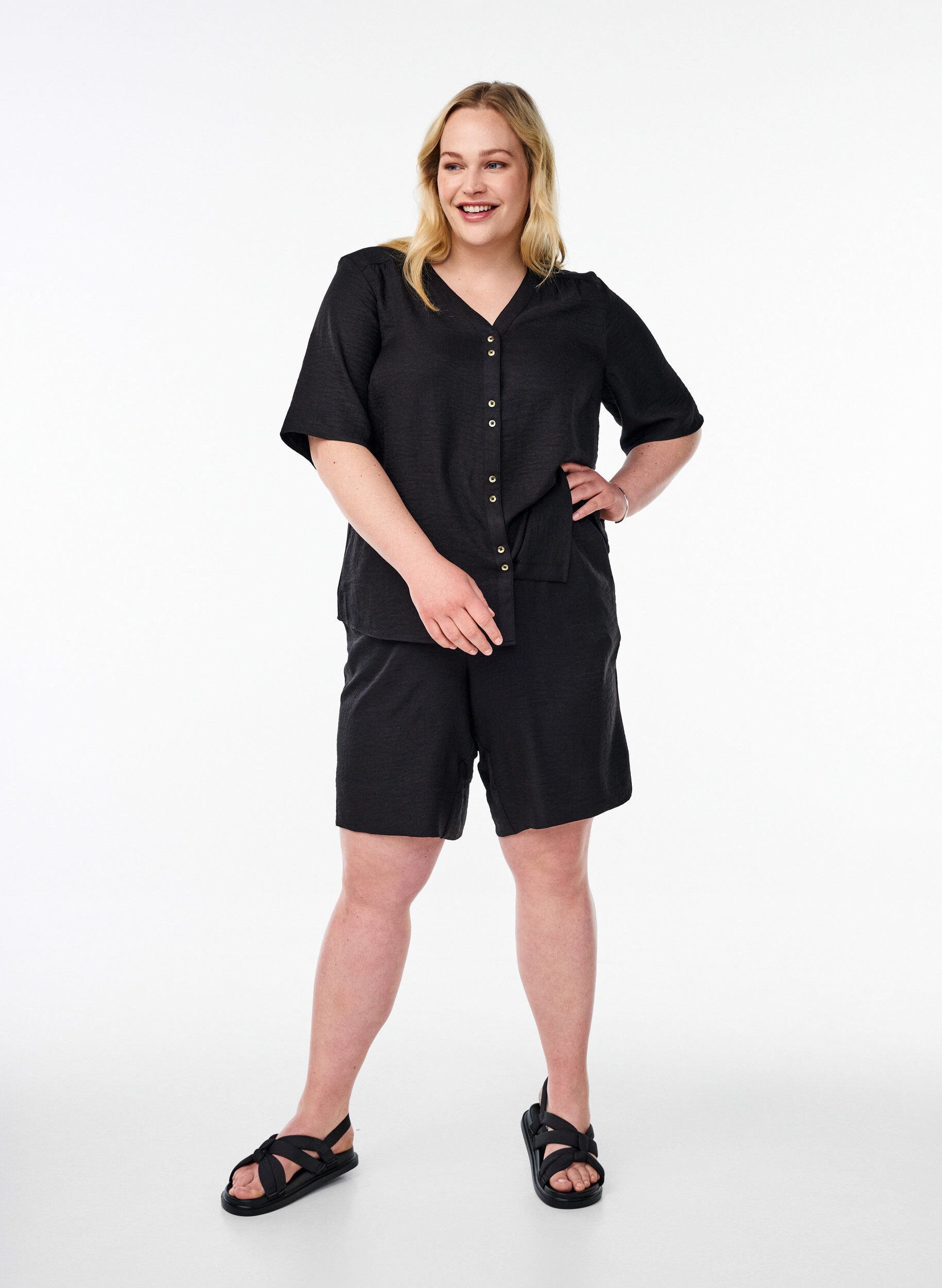 Zizzi Korte broek met zakken en hoge taille, Zwart, Model image number 1