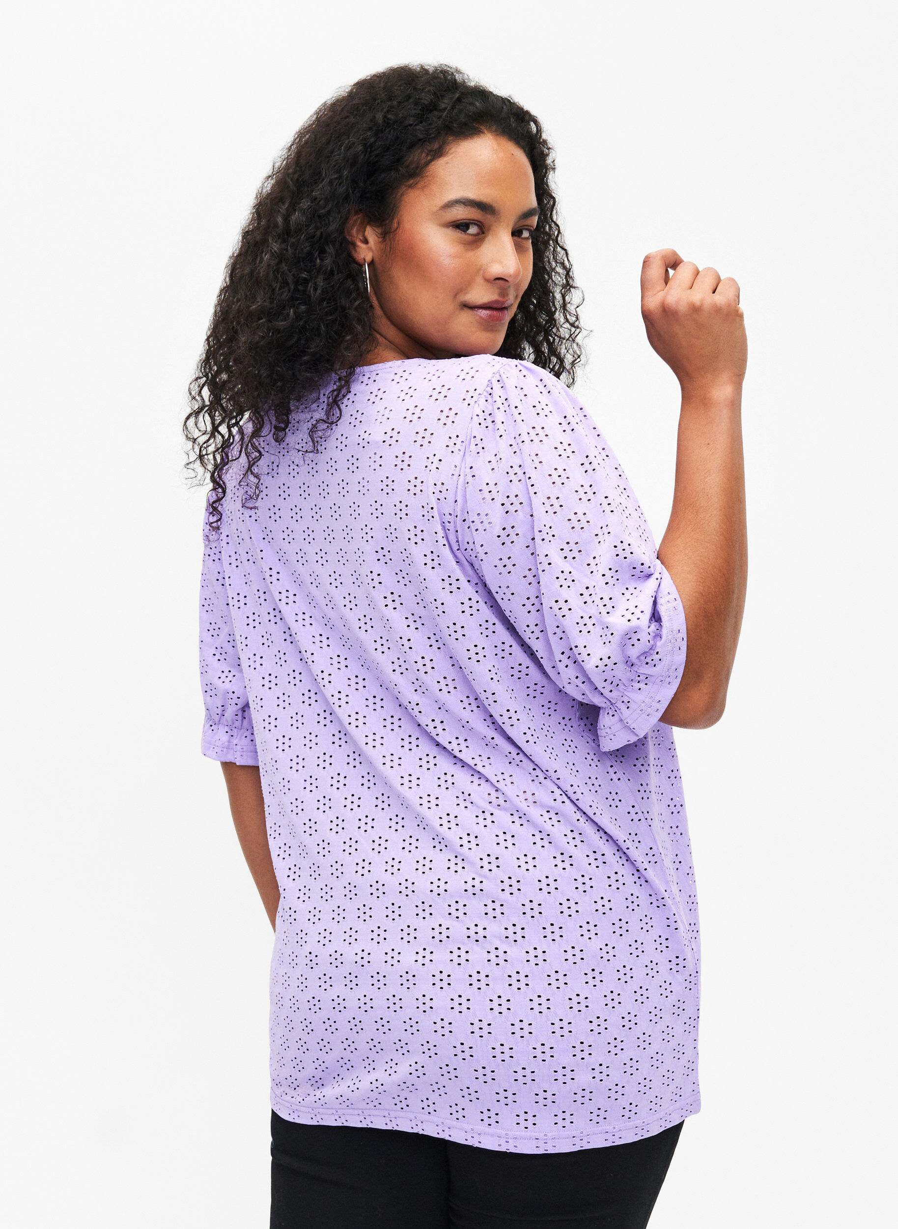 Zizzi Blouse met V-hals en gaatjespatroon, Viola, Model image number 1