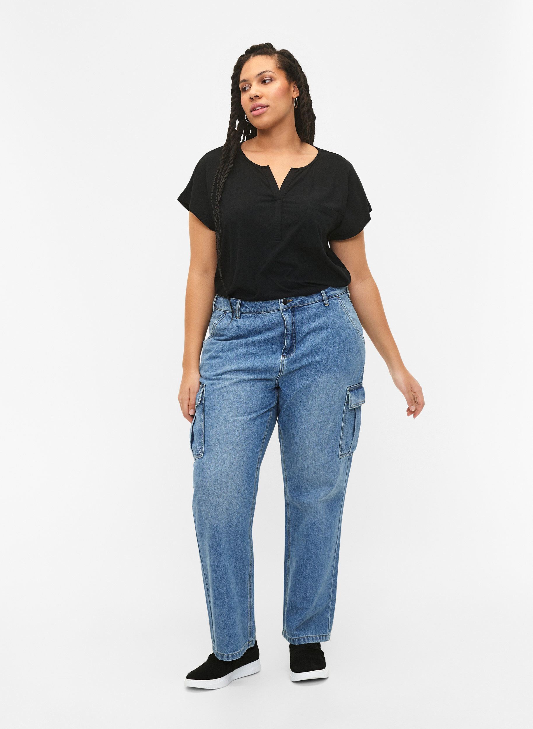 Zizzi T-shirt met V-hals en borstzakje, Black, Model image number 2