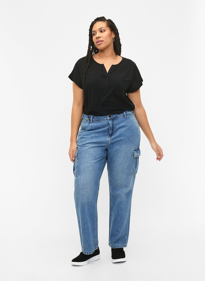 T-shirt met V-hals en borstzakje, Black, Model image number 2