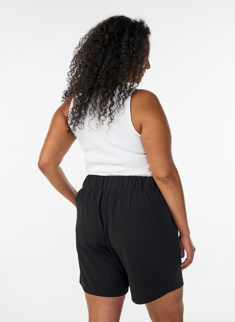 Korte broek met zakken en losse pasvorm, Zwart, Model image number 2