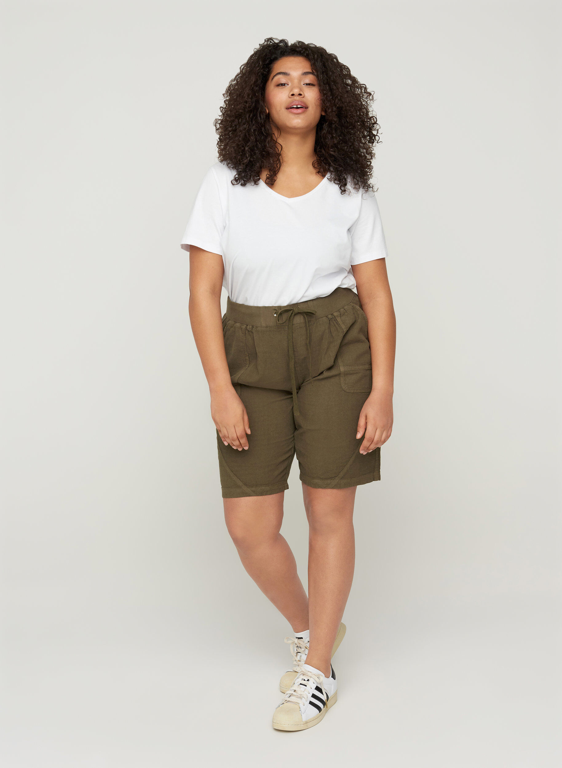 Zizzi Losse short met zakken in katoen, Groen, Model image number 1