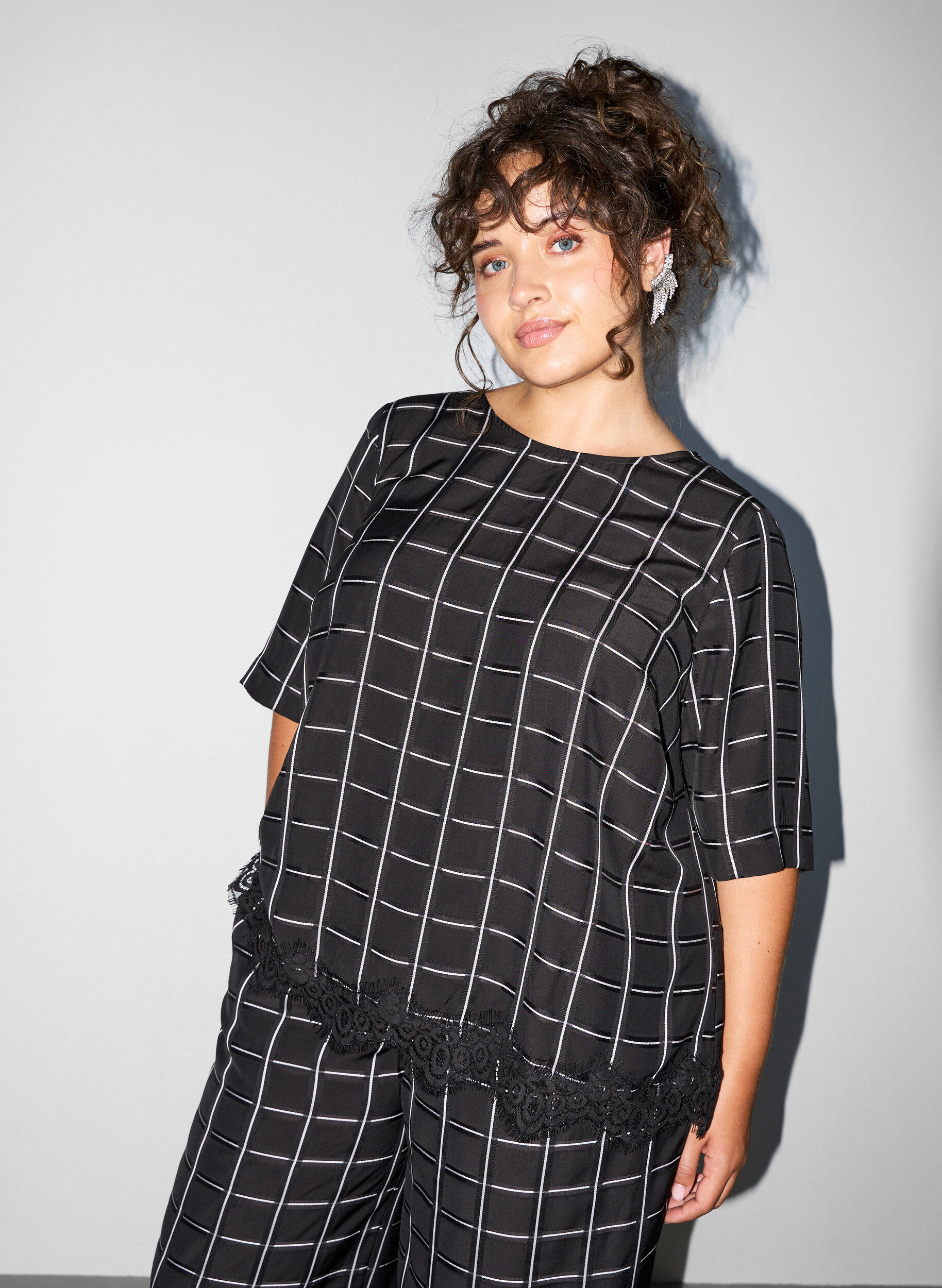 ZizziBlouse met ruitjes, kanten afwerking en ellebooglange mouwen, Zwart, Model image number 0
